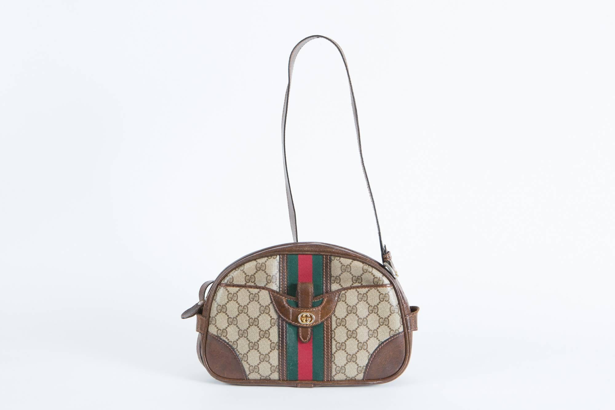 Brown cotton monogram cabas bag from Gucci Vintage circa 1970, featuring a top zip opening, a long adjustable strap 41,3in. (105cm)  an inside zipped pocket, and an internal logo stamp.
In fair vintage condition. Made in Italy,
Maxi length: 11,4