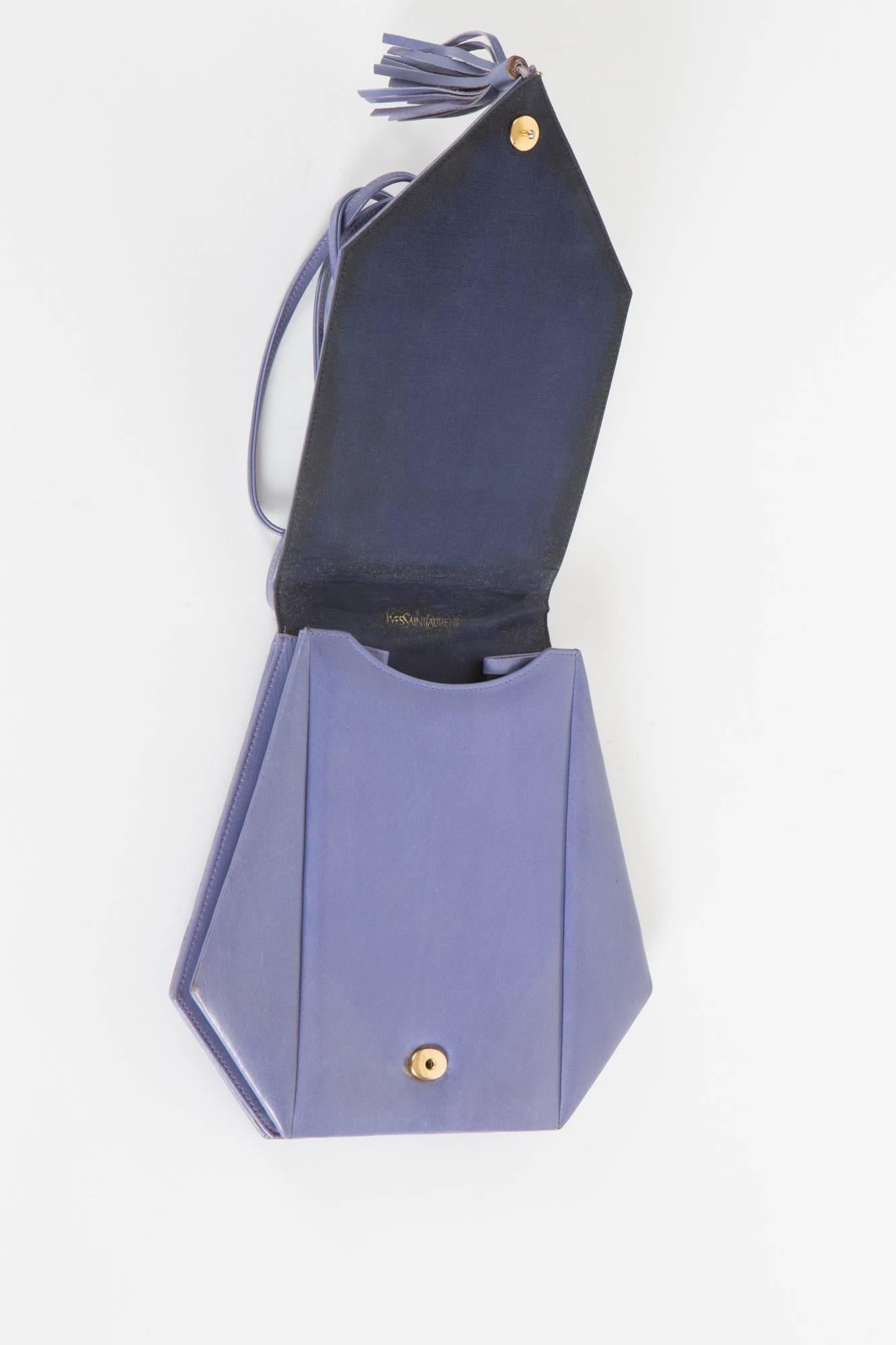 Yves Saint Laurent Opera Ballets Russes collection 1976 lilac lamb leather shoulder purse featuring an irregular hexagon shaped, a long strap total length: 109 cm (43 in.).
Full hight approx : 19cm (7,4in)
Full width at the largest approx :20cm