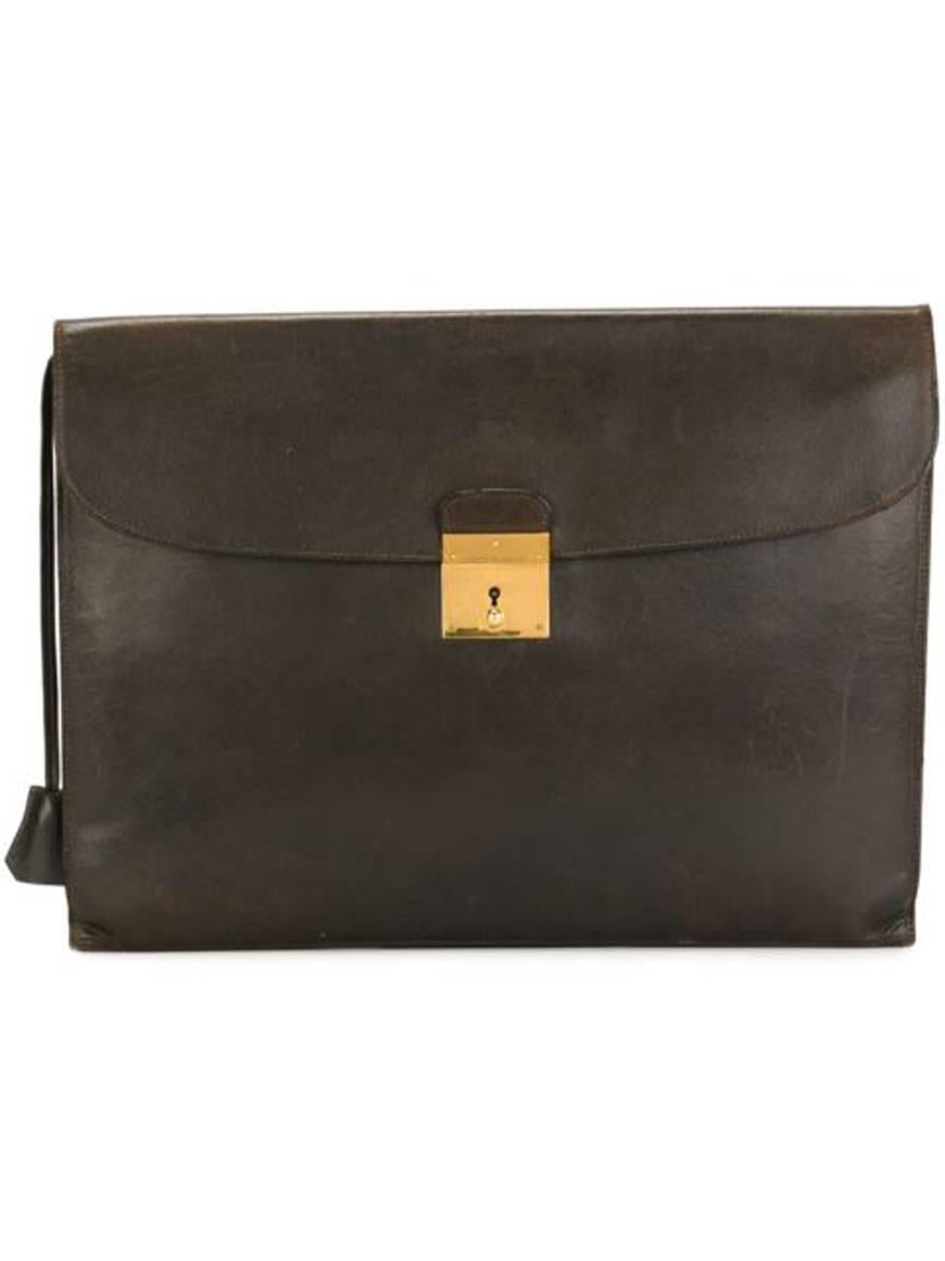 Hermès dark chocolate leather classic briefcase featuring a rectangular satchel  body, a foldover top with gold plated push-lock closure, a padlock fastening detail and a hanging key fob, original clochette, 2 keys. 
Marked Hermès Paris.
11,4