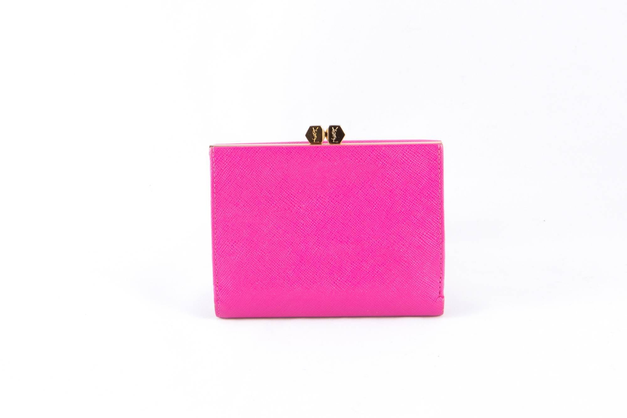 Gorgeous pink textured leather wallet Saint laurent featuring a gold tone leather heart on front, multi compartments, for coins and cards.
Delivered in original vintage black Yves Saint Laurent box.
In excellent vintage condition. Made in