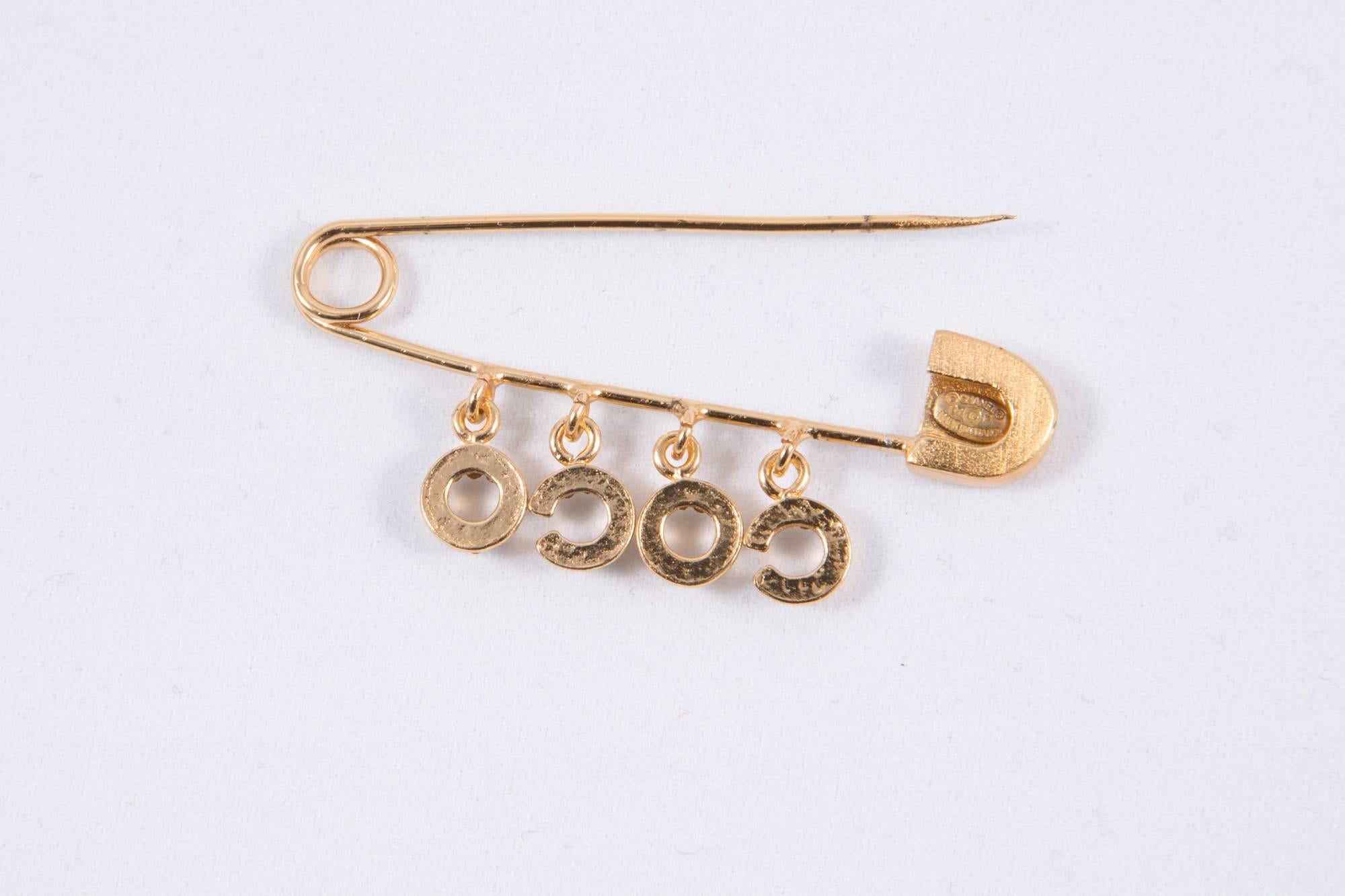 2001s Chanel Coco Strass and Gold Tone Brooch Safety Pin  In Excellent Condition In Paris, FR