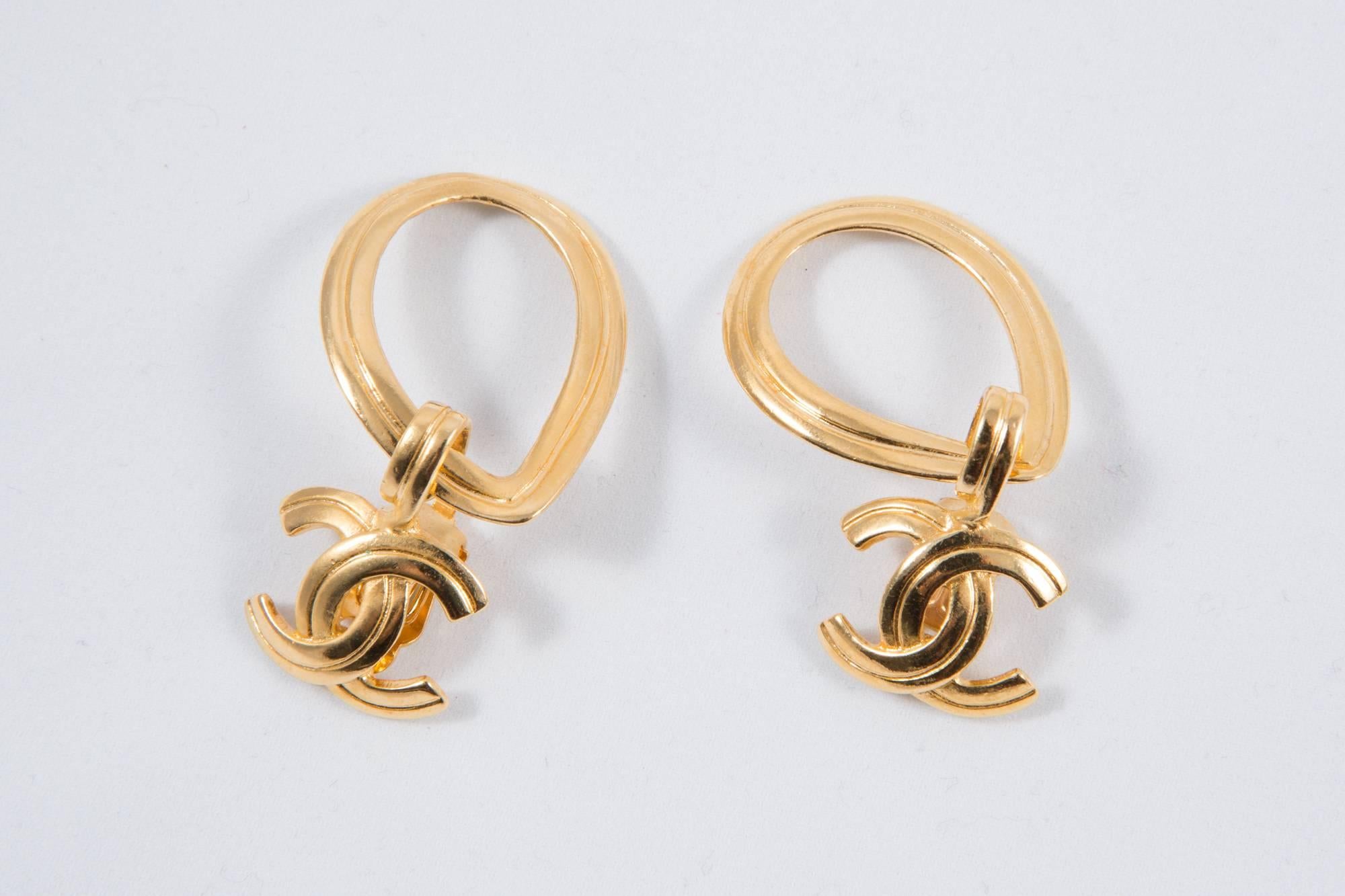 1996s Gorgeous Chanel Clip On Earrings In Excellent Condition In Paris, FR