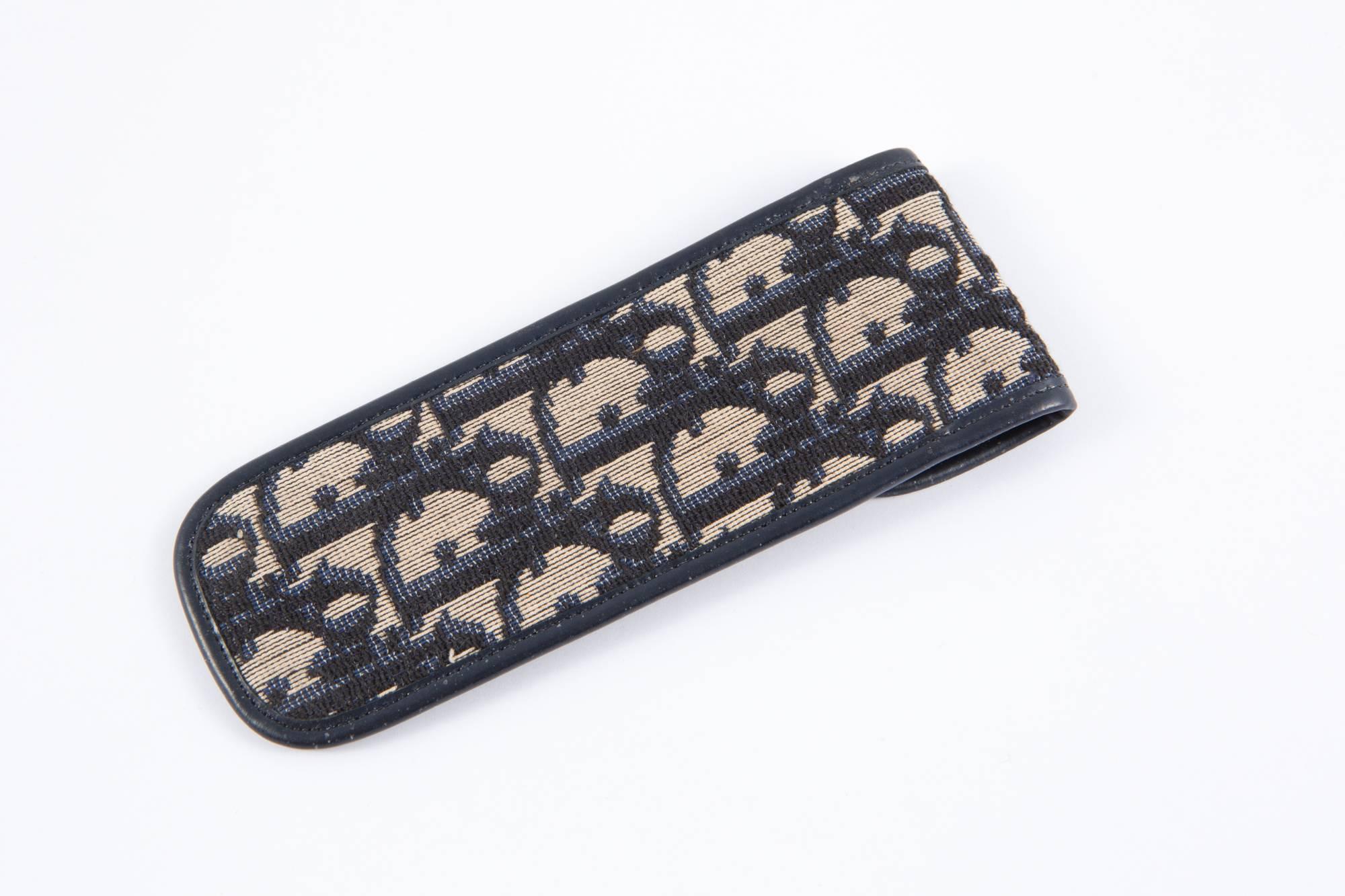 1970s Dior navy cotton monogram pen case featuring an all over logo pattern, a snap opening, a navy leather piping, an inside leather lining an inside gold tone logo stamp.
Total length closed:5.9in. (15cm)
Width:2,3in. (6cm)
In excellent vintage