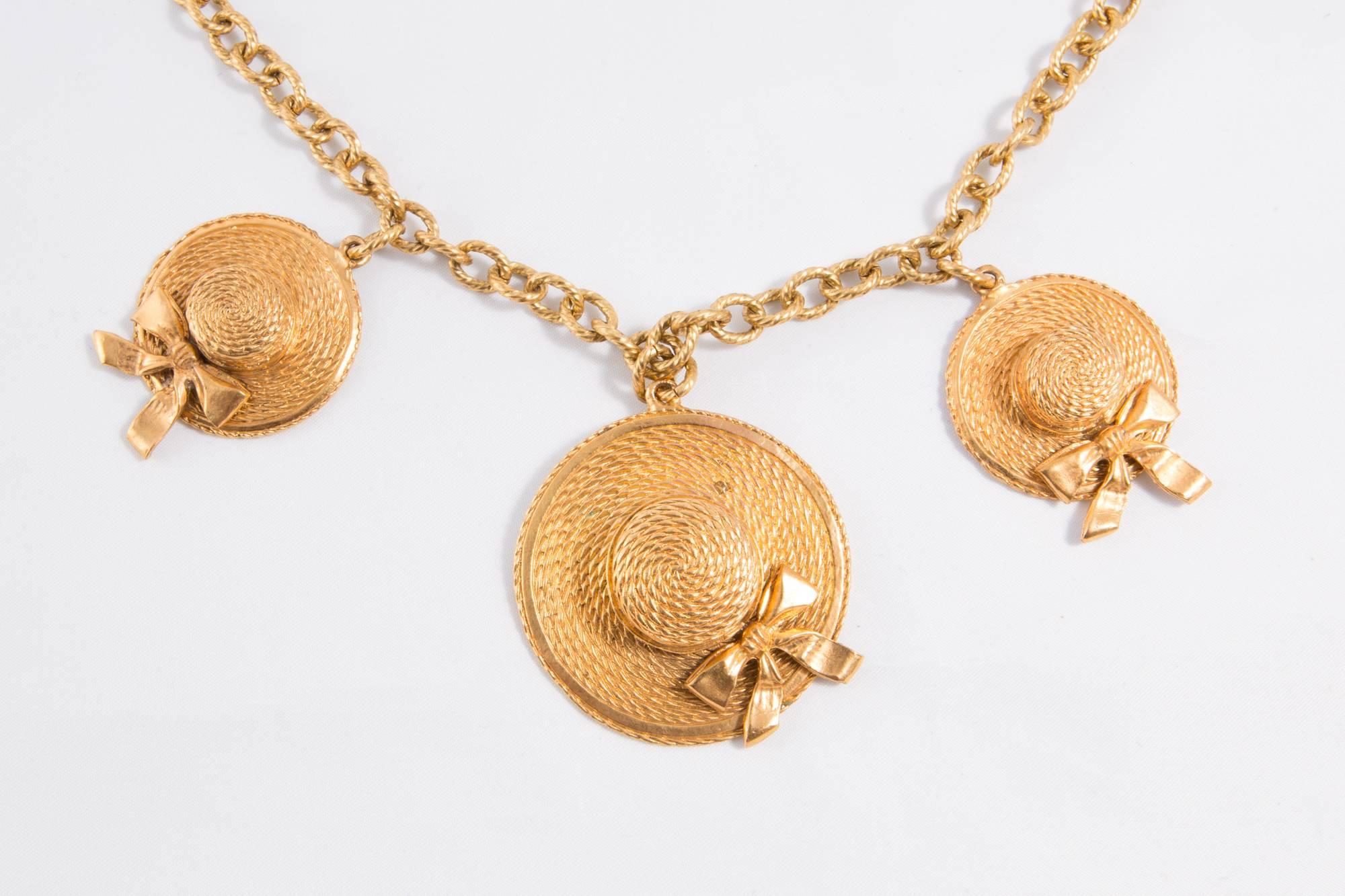 1980s Iconic Chanel Runaway Straw Hats Necklace In Excellent Condition In Paris, FR