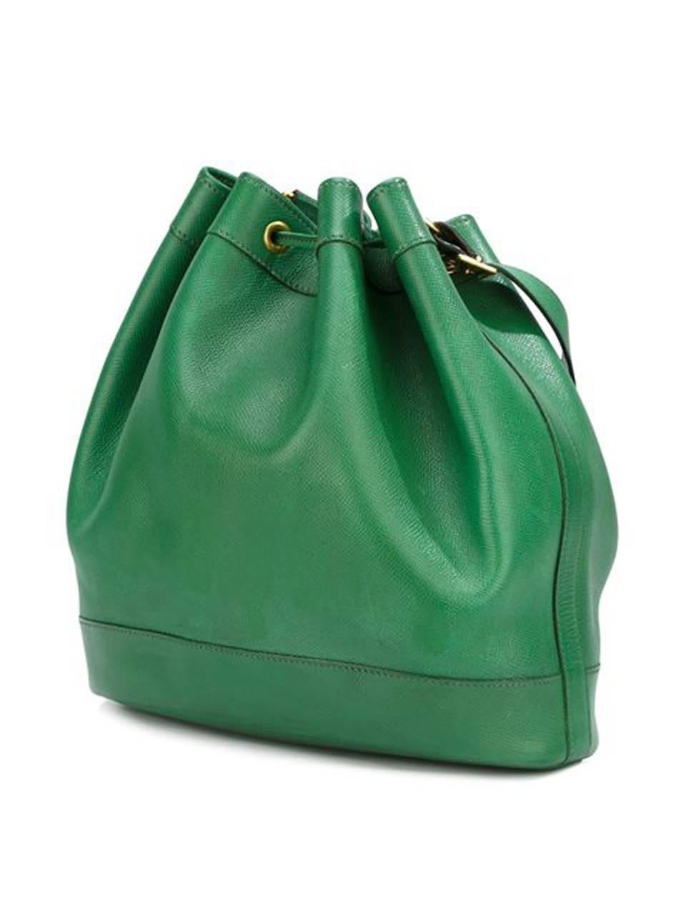 1990s green leather Hermès 'Market' shoulder bag featuring a bucket style, a pebbled leather texture, an adjustable shoulder strap, a drawstring fastening, a main internal compartment, plated gold hardware and an outside bottom gold tone logo