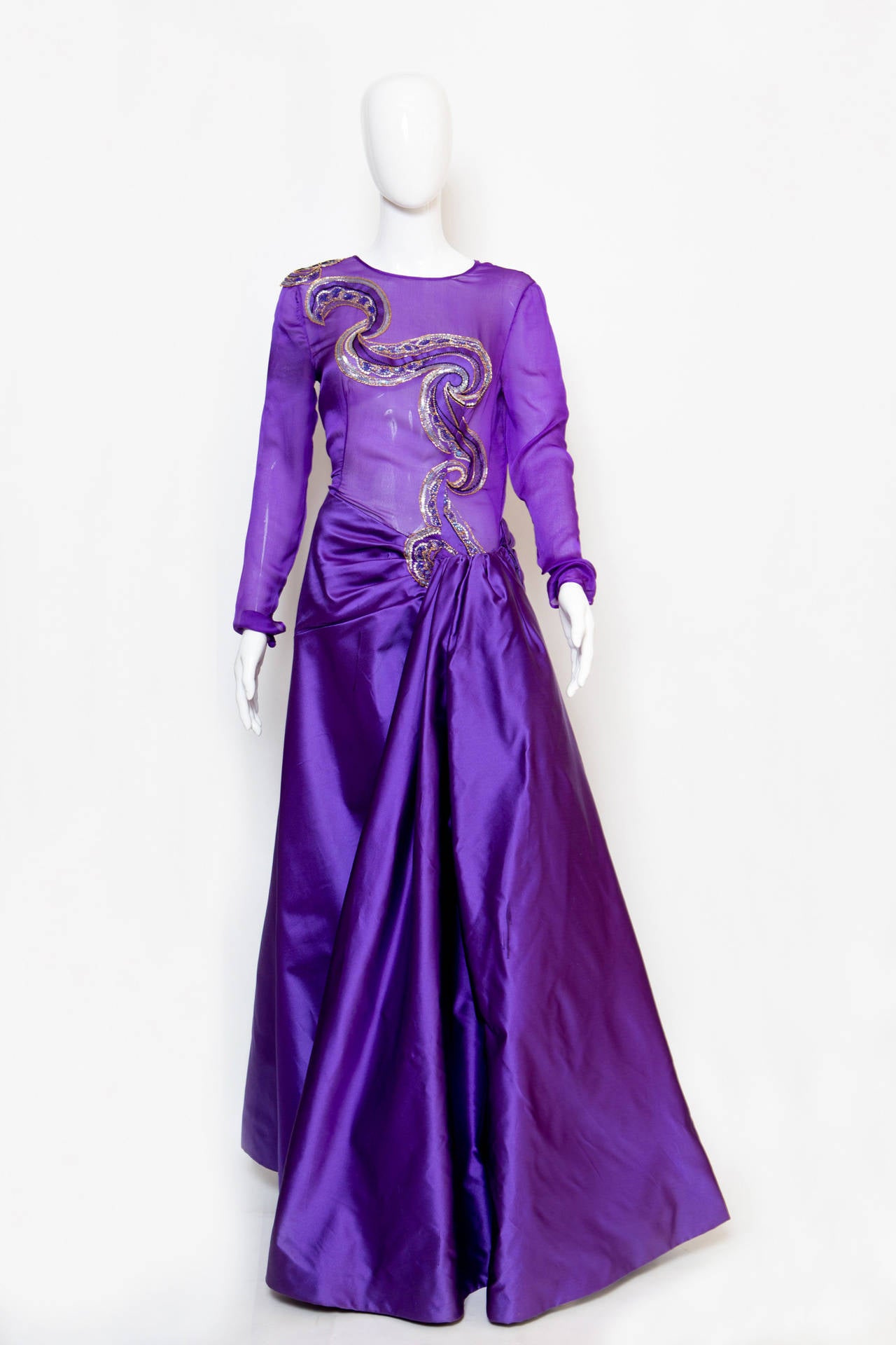 1980s Philippe Venet Attributed Haute Couture Dress
A fine and rare haute couture cocktail purple dress attributed to Philippe Venet. Hand constructed the top is embroidered georgette and a skirt part in silk satin.
Estimated size: 38/40fr