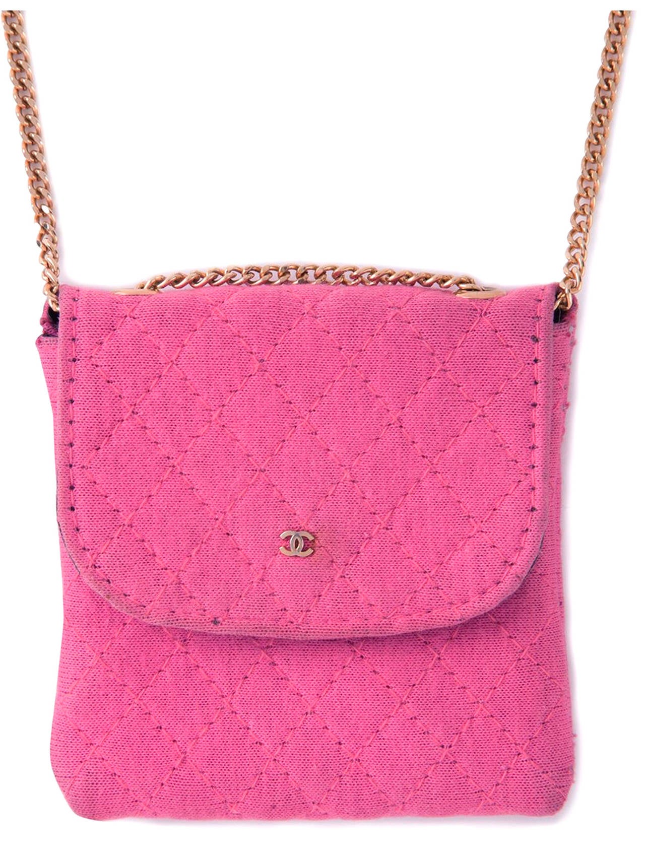 Pink cotton mini quilted bag necklace from Chanel  featuring a snap fastening with a gold-tone logo plaque, an inside black lamb lining with an inside gold Chanel stamp and a long gold tone chain (total76cm).