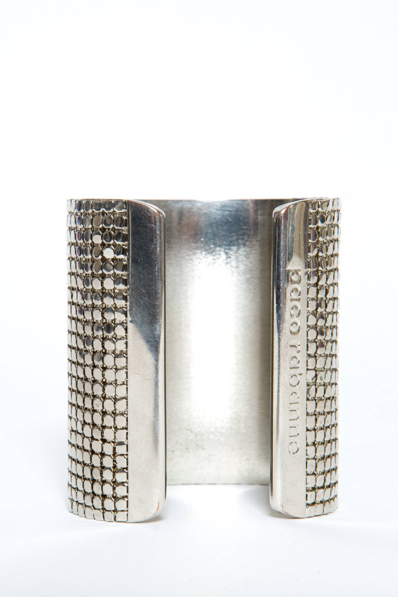 Silver-tone wide 'Disco' bracelet cuff from Paco Rabanne with a chainmail effect design and logo detail.
In excellent vintage condition. Made in France.
We guarantee you will receive this iconic bracelet as described and showed on photos.
2,7in X