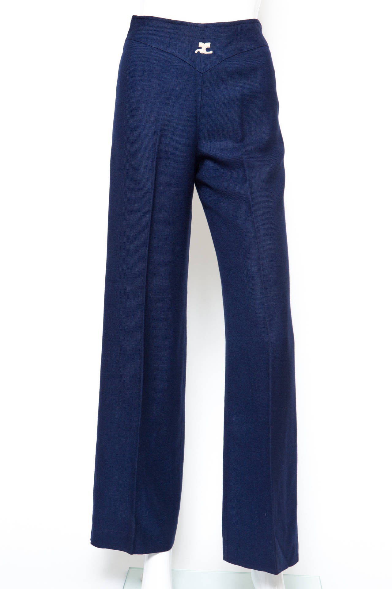 Navy high waisted flared trousers (total bottom leg 56cm) from Courrèges featuring a concealed side zip fastening, a wide leg and a front white logo embroidered. Fully lined. Viscose 100%. Numbered pant : 92194
Trousers size : OO Estimated size :