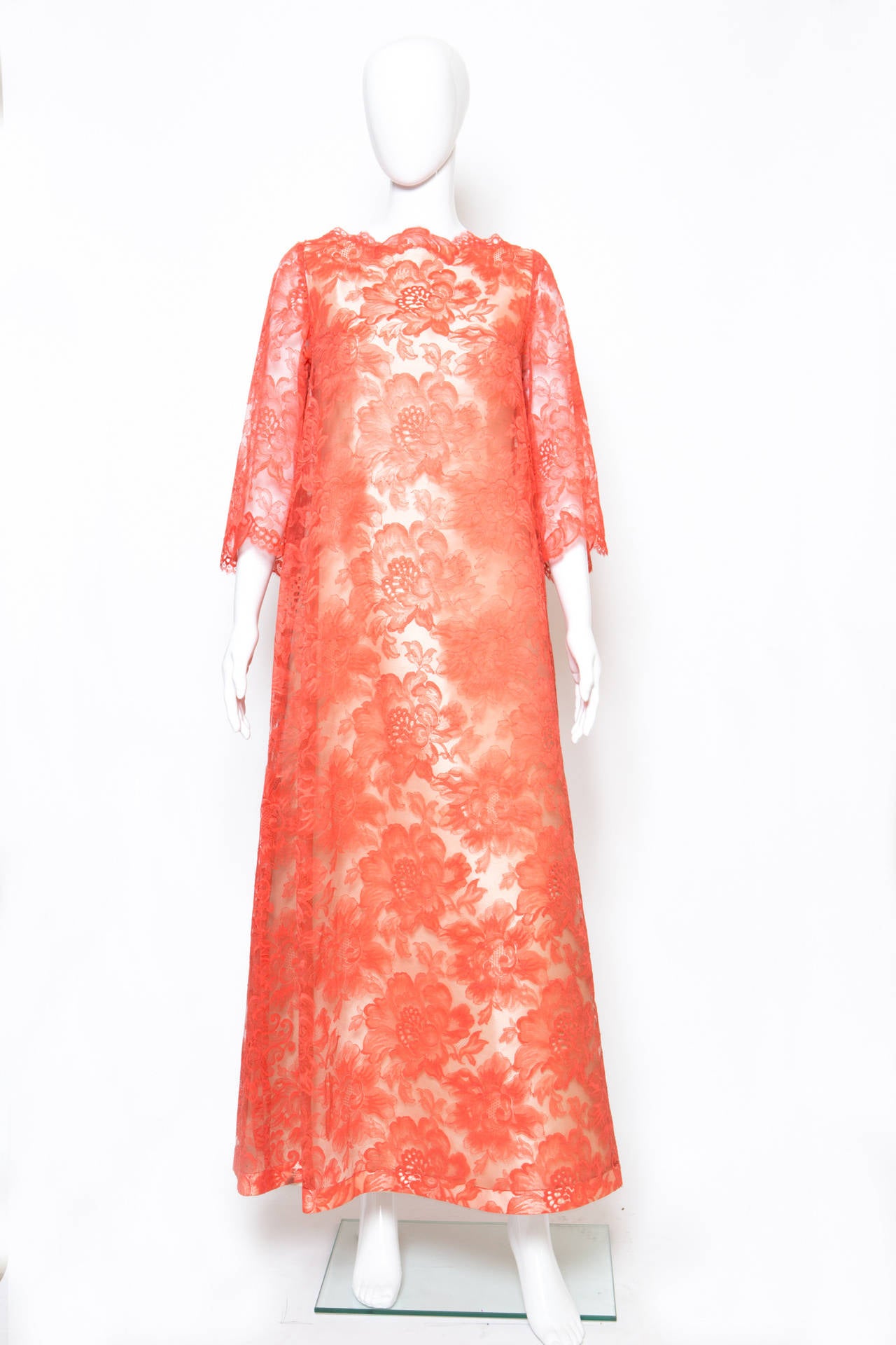 Fabulous and rare evening dress from Guy Laroche par Maria Carine featuring a cream silk satin center back zipped dressed covered with a fixed soft mandarin floral lace, the dress gets a ¾ seethrought  lace sleeves.
In good vintage condition. Made