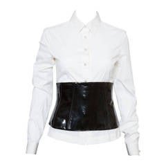 Chemise blanche Chanel avec ceinture-corset en cuir vinyle noir