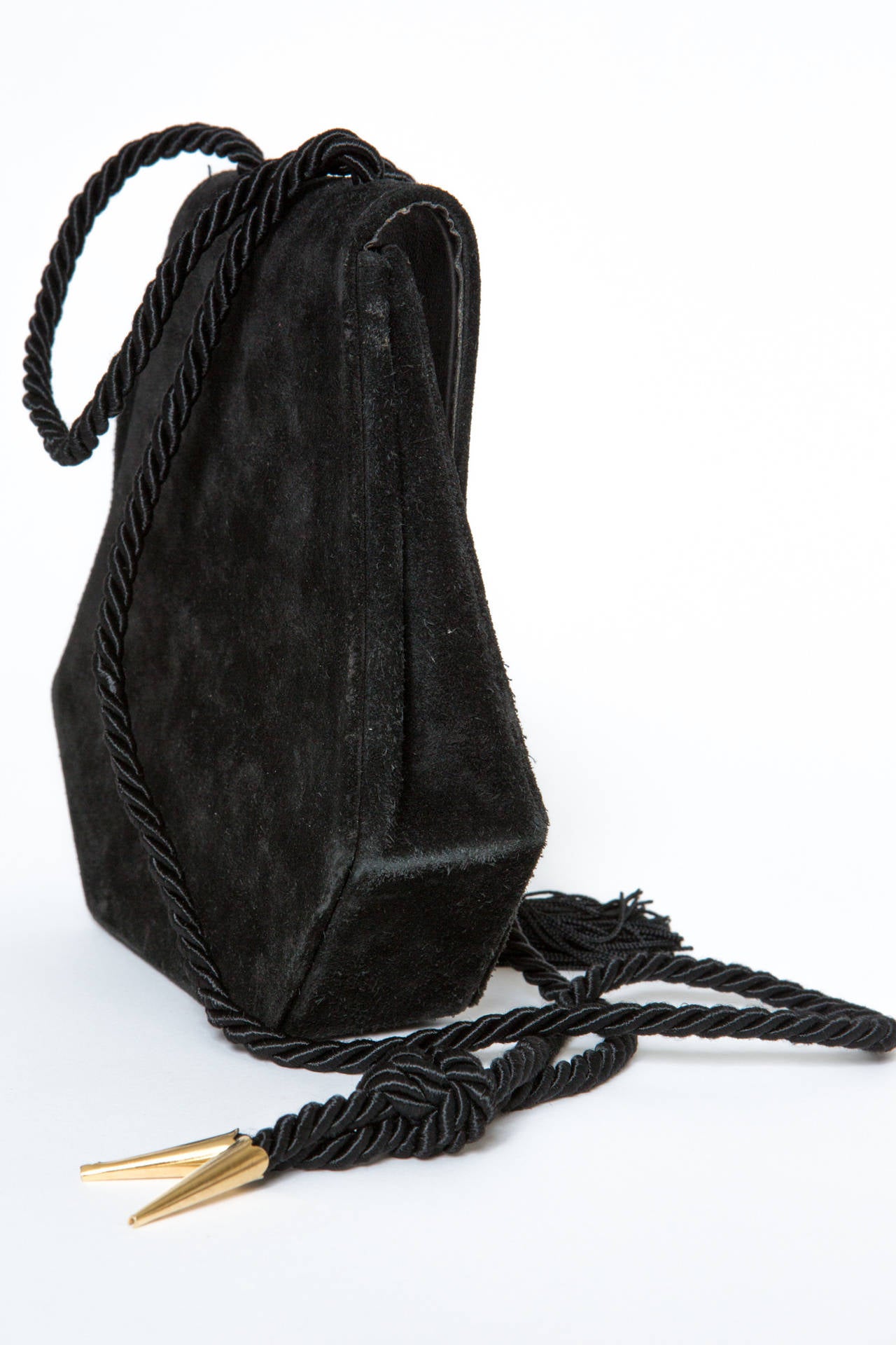 Yves Saint Laurent Opera Ballets Russes collection 1976 black suede shoulder purse featuring an irregular hexagon shaped, a long braided strap total length: 122cm (48 inches) with gold-tone fancy edges.

Full hight approx : 18cm  (7 inches)
Full