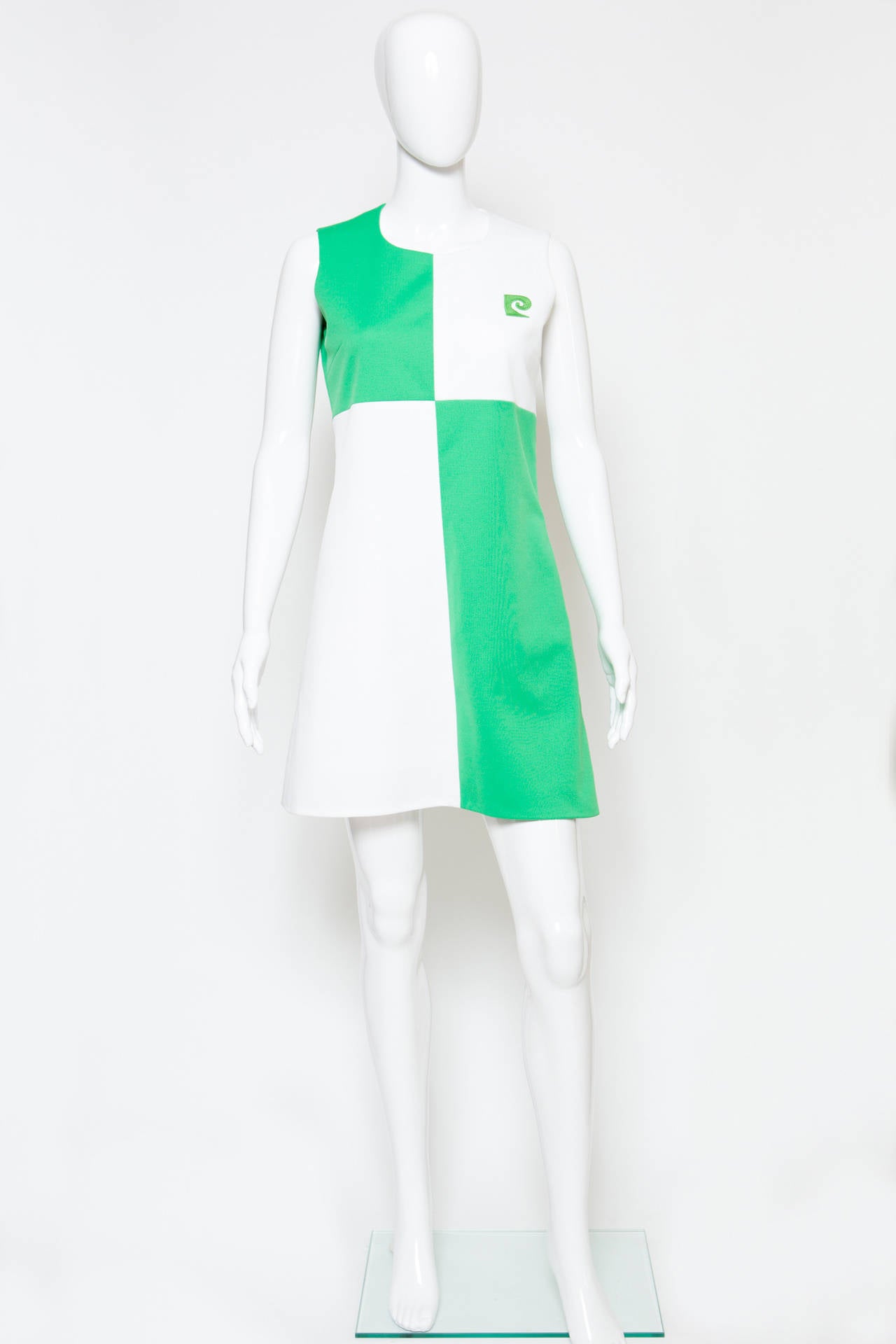 Green and white sleeveless mini jersey dress from Pierre Cardin Vintage featuring a round neck, a rear zip fastening, a geometric pattern, a logo to the chest and a short length.
Estimated size:38 fr
In excellent vintage condition. Made in