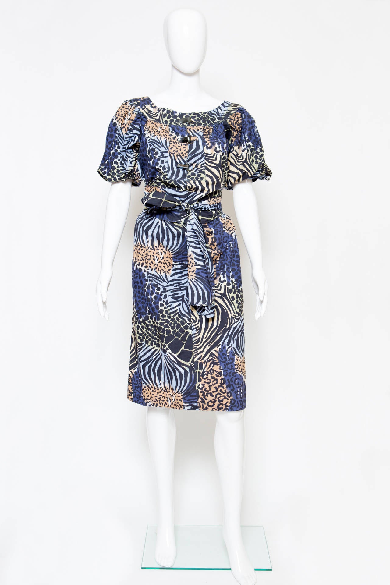 1980s  Yves Saint Laurent printed cotton dress featuring an elasticated short sleeves, side seams pockets, and a separated belt in self fabric.
Estimated size: 38fr