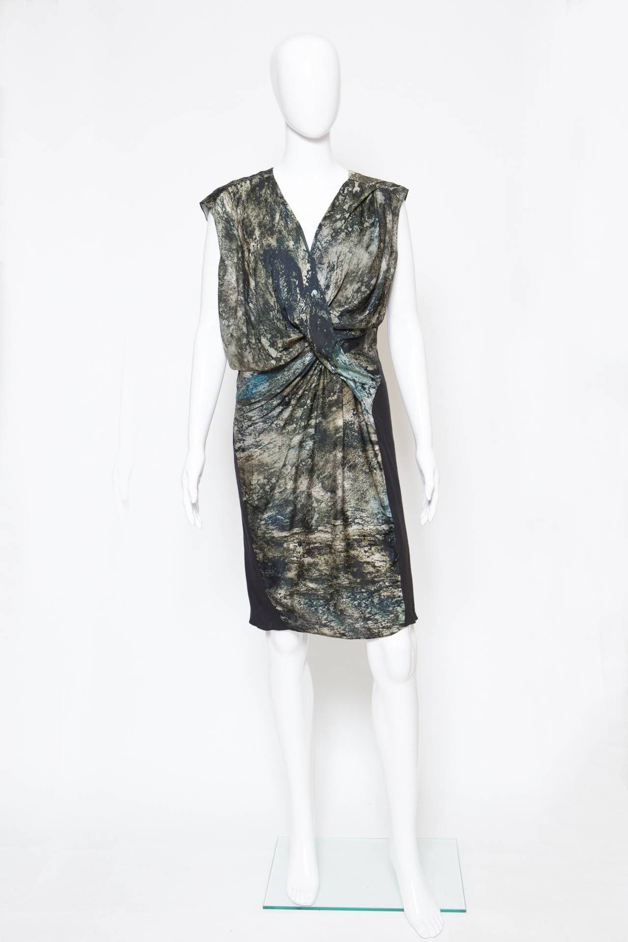 1990s Helmut Lang printed silk dress ( 90% silk+ 10% elasthanne ) mixed with contrasted black jersey details. The dress is fully lined and gets a center back zip.
Estimated size 38fr.
In excellent vintage condition. Made in France.
We guarantee you
