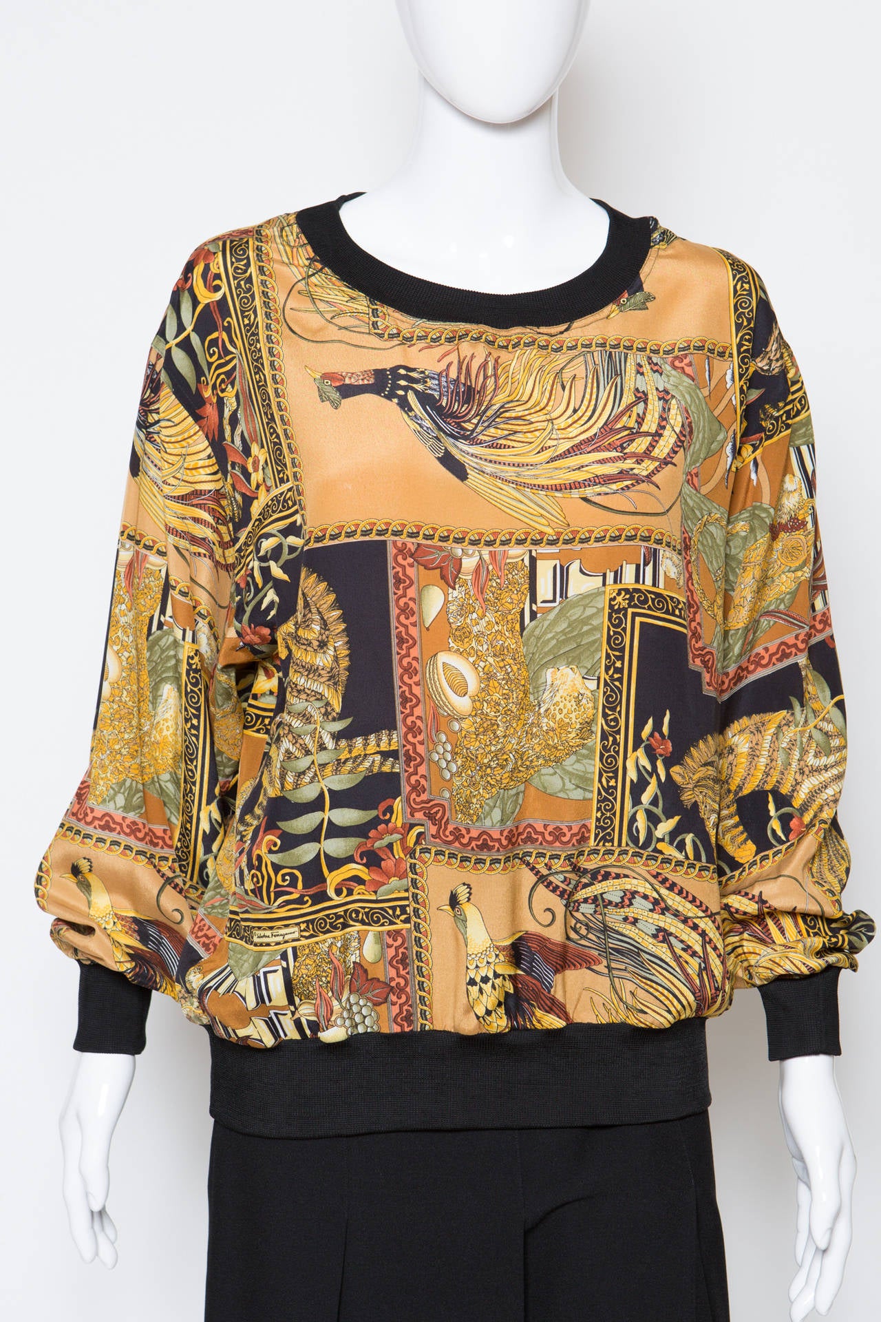 1990s Salvatore Ferragamo gorgeous printed silk scarf top featuring long sleeves, black knitted silk ribs at cuffs & bottom.
Size label :unique Estimated size 36/40fr