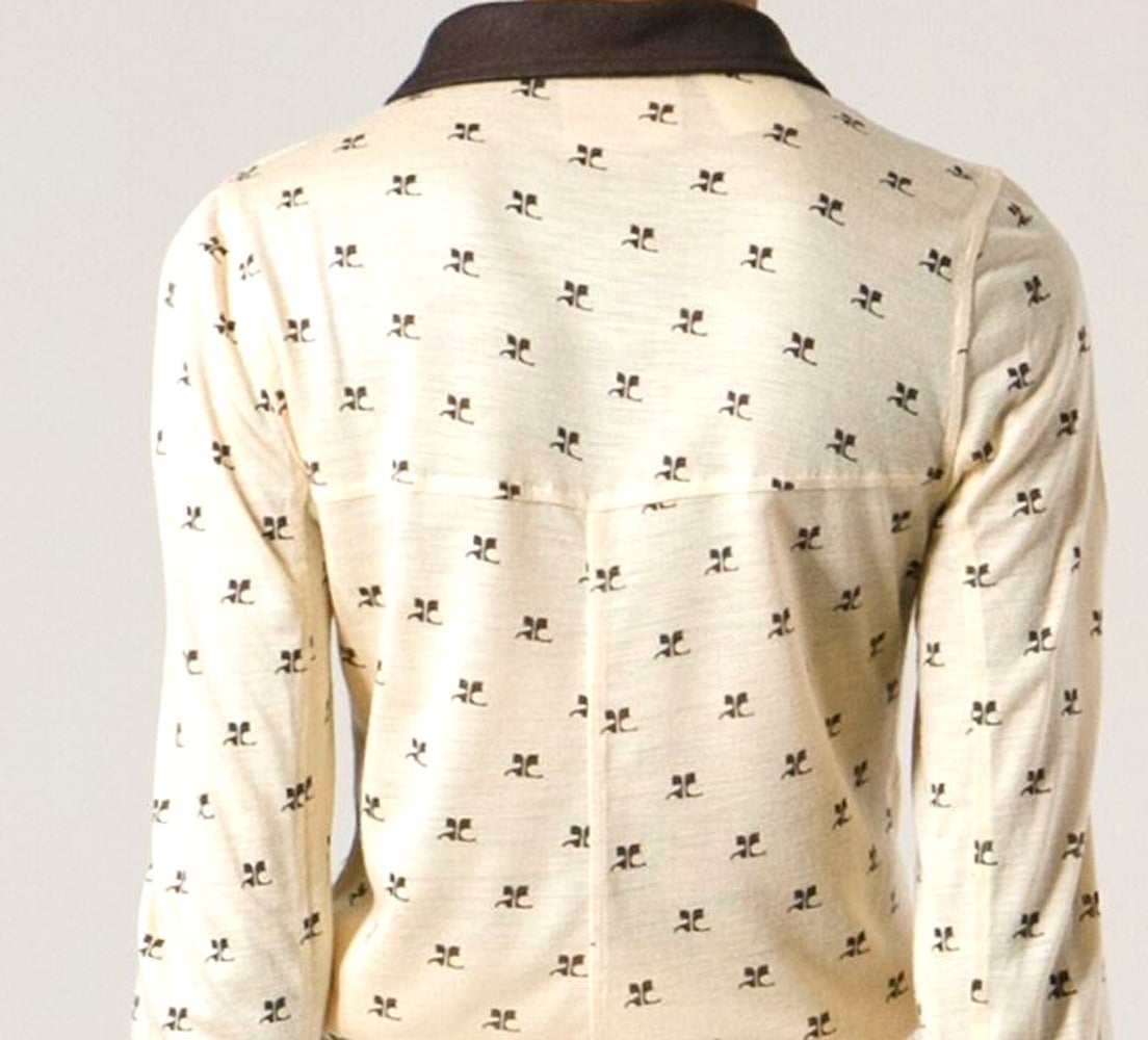 Rare 1970s  Courreges beige woolly logo print polo shirt  featuring a brown spread collar, a front button placket, long sleeves and contrasting brown cuffs. 
Estimated size:38fr