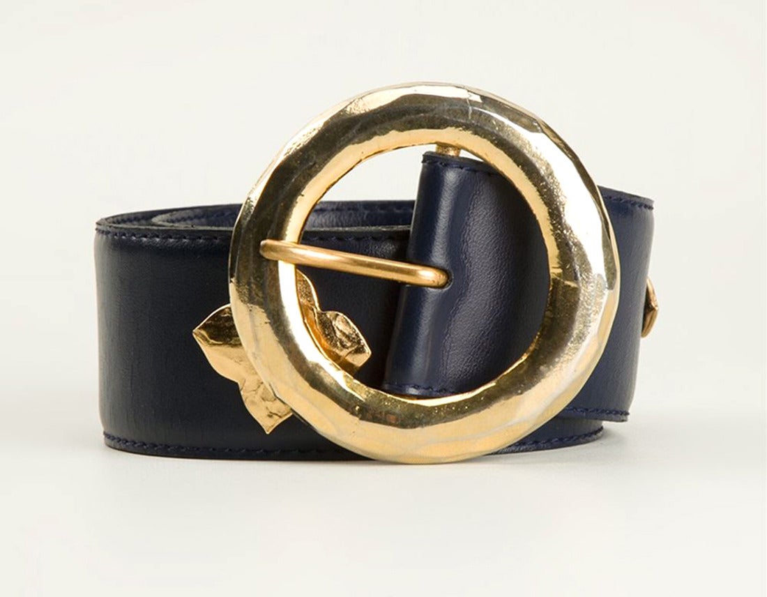1980s gorgeous navy leather Yves Saint-Laurent belt featuring Blue leather flower belt from Yves Saint Laurent Vintage featuring a gold-tone flowers with YSL pitted on, and a gold-tone central buckle.
Belt measurements: 4,5cm x 70cm