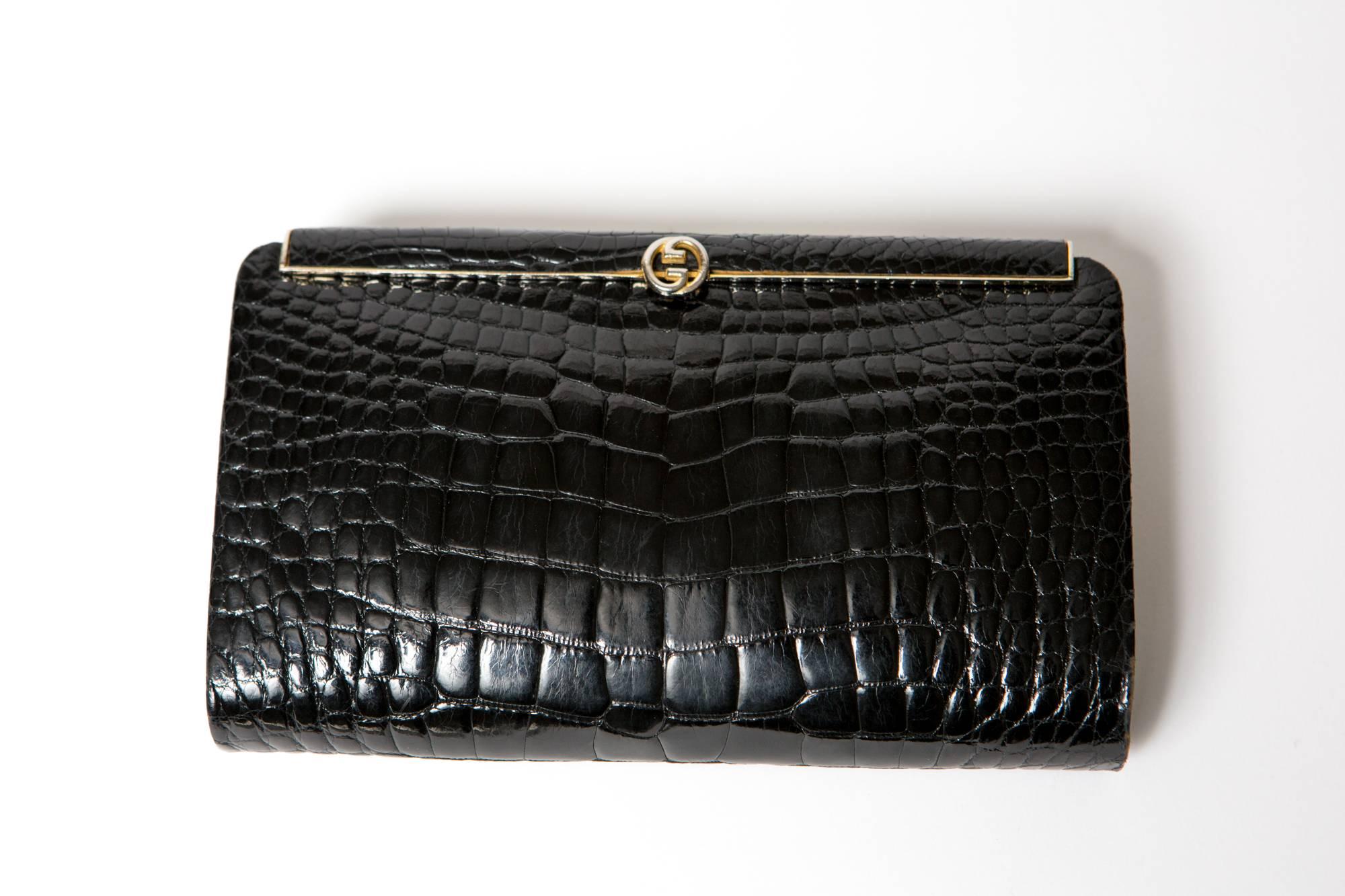 Gorgeous Gucci black  porosus crocodile leather clutch featuring a detachable gold tone chain (Length:43,3 in. (110cm)), could be used as a shoulder bag or as a clutch.
7.8in. (20cm) X  5.5in. (14cm) X 1,5in. ( 4cm)
In excellent vintage condition.