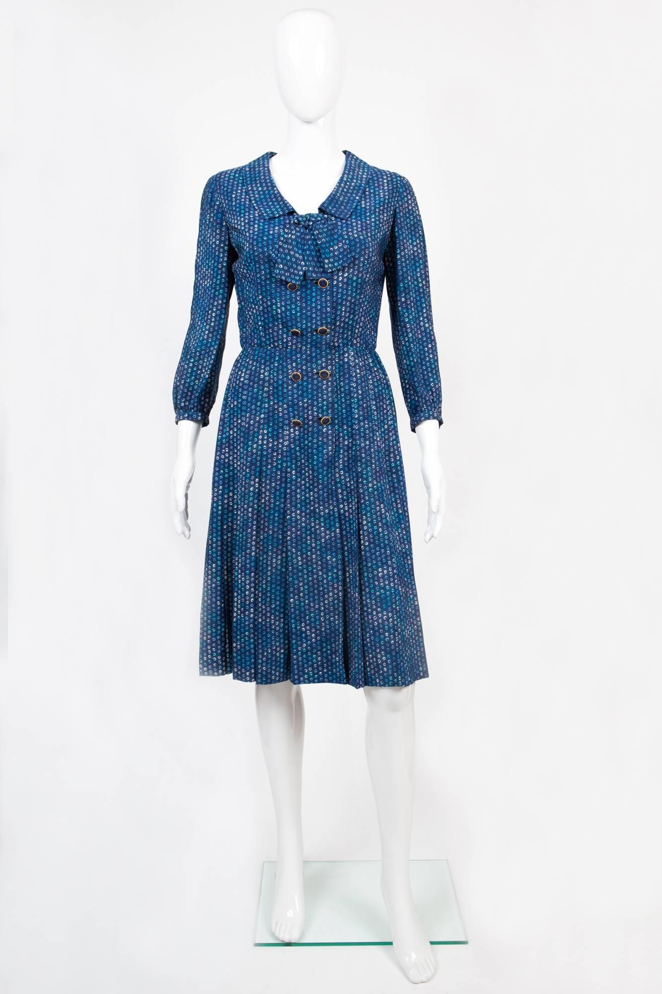 Iconic 1967s Haute Couture Chanel numbered dress N° 55 364 featuring a blue printed pattern, a large color, a double button opening, a front bow detail, 3/4 sleeves.
Accrocs shoulder: 38cm
Estimated size 36fr
In excellent vintage condition. Made