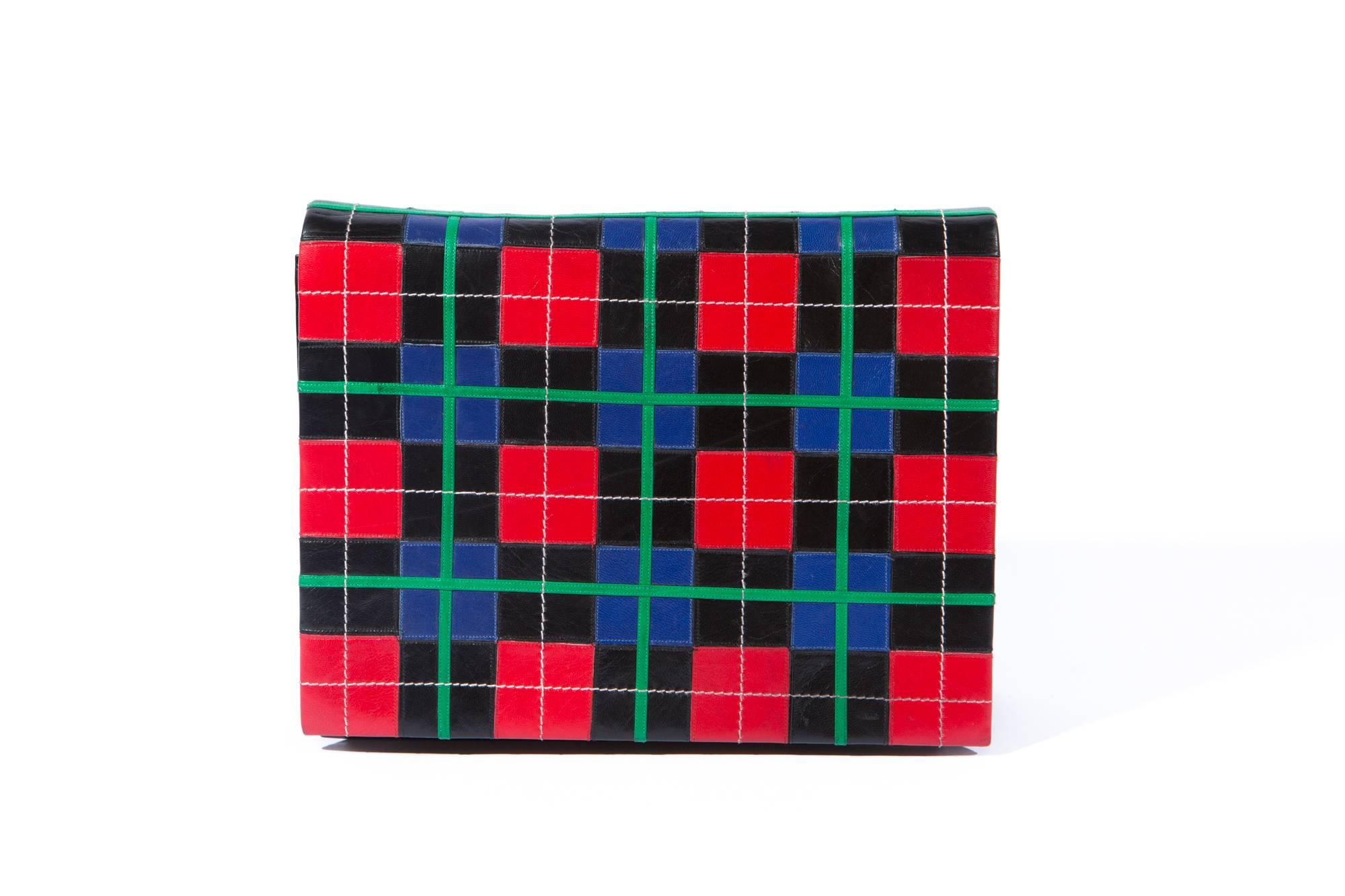 Raro Andrea Pfister  pochette con motivo patch multi pelle su  la patta frontale, una tasca interna con zip e una tracolla staccabile: 138 cm x 2 cm.
Misure: 25 cm. x 19,5 cm. x 2 pollici.
In buone condizioni vintage. Prodotto in Italia.

