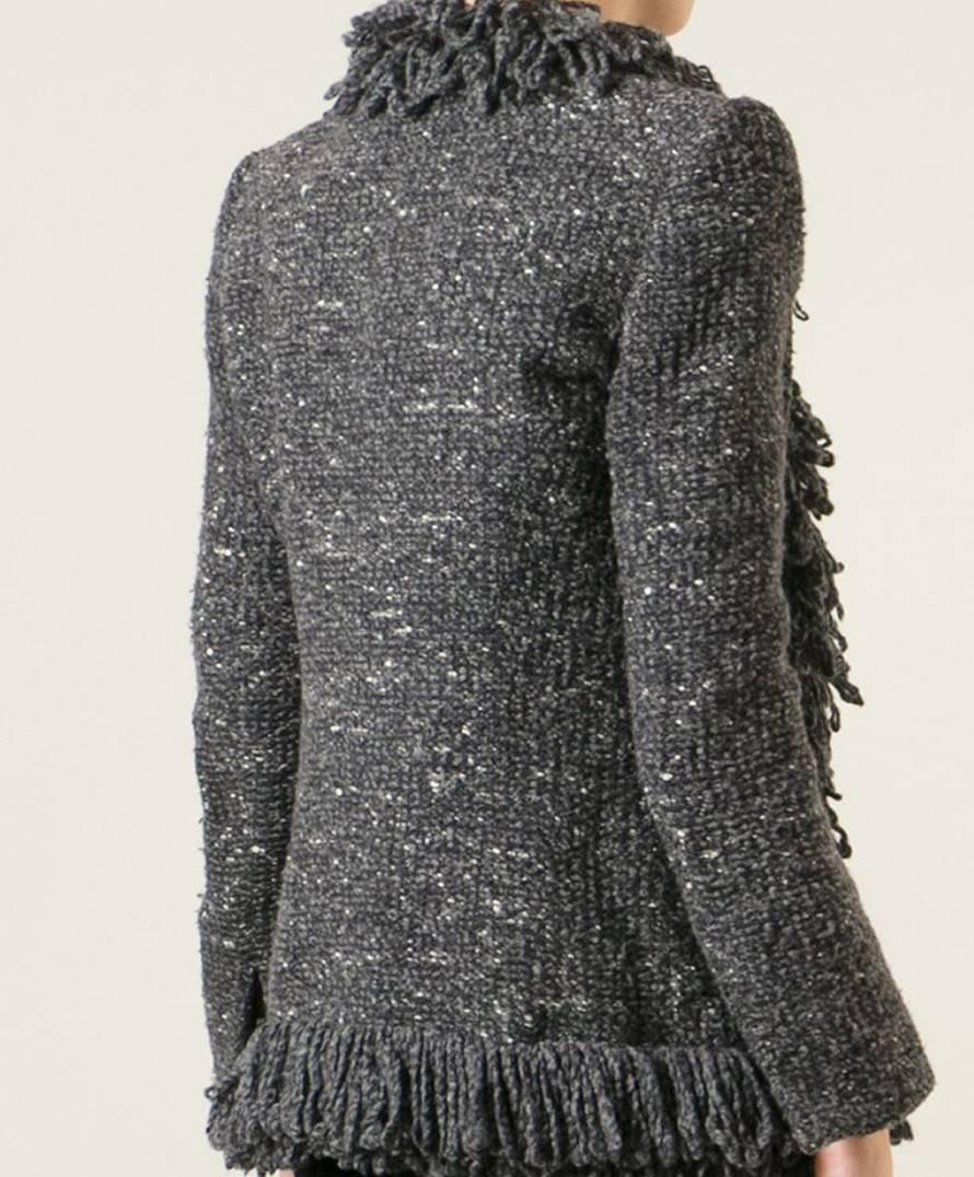 1980s grey chine Carven jacket featuring fringed edges, long sleeves.
In excellent vintage condition. Made in France.
Chest 35,4in. (90cm)
Bottom 36,2in. (92cm)
Length 27,5 in. (70cm)
Estimated size:40fr
