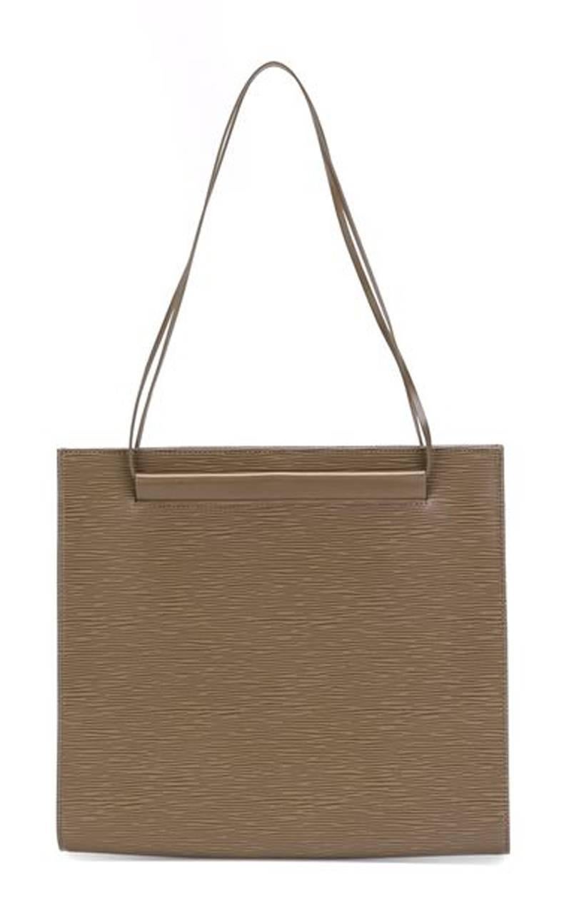 Louis  Vuitton leather taupe 'Saint Tropez' tote bag featuring a rectangular body, a textured Epi leather, flat top handles, a top magnetic closure, an internal zipped pocket and an internal logo stamp.
30cm x 24cm x 2cm
In excellent vintage