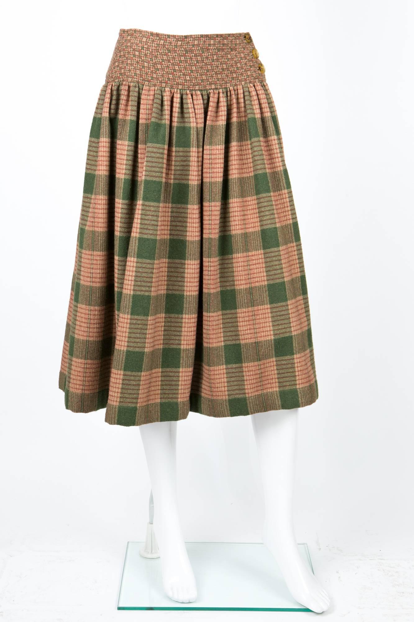 
1970s Lanvin wool  skirt featuring a camel and green check pattern, a large flat waistband yoke (3,9in (10cm)) with buttons, sides pockets..
In excellent vintage condition. Made in France.
Waist 27,5 in. ( 70 cm )
Hips 52in. (132cm)
Bottom width