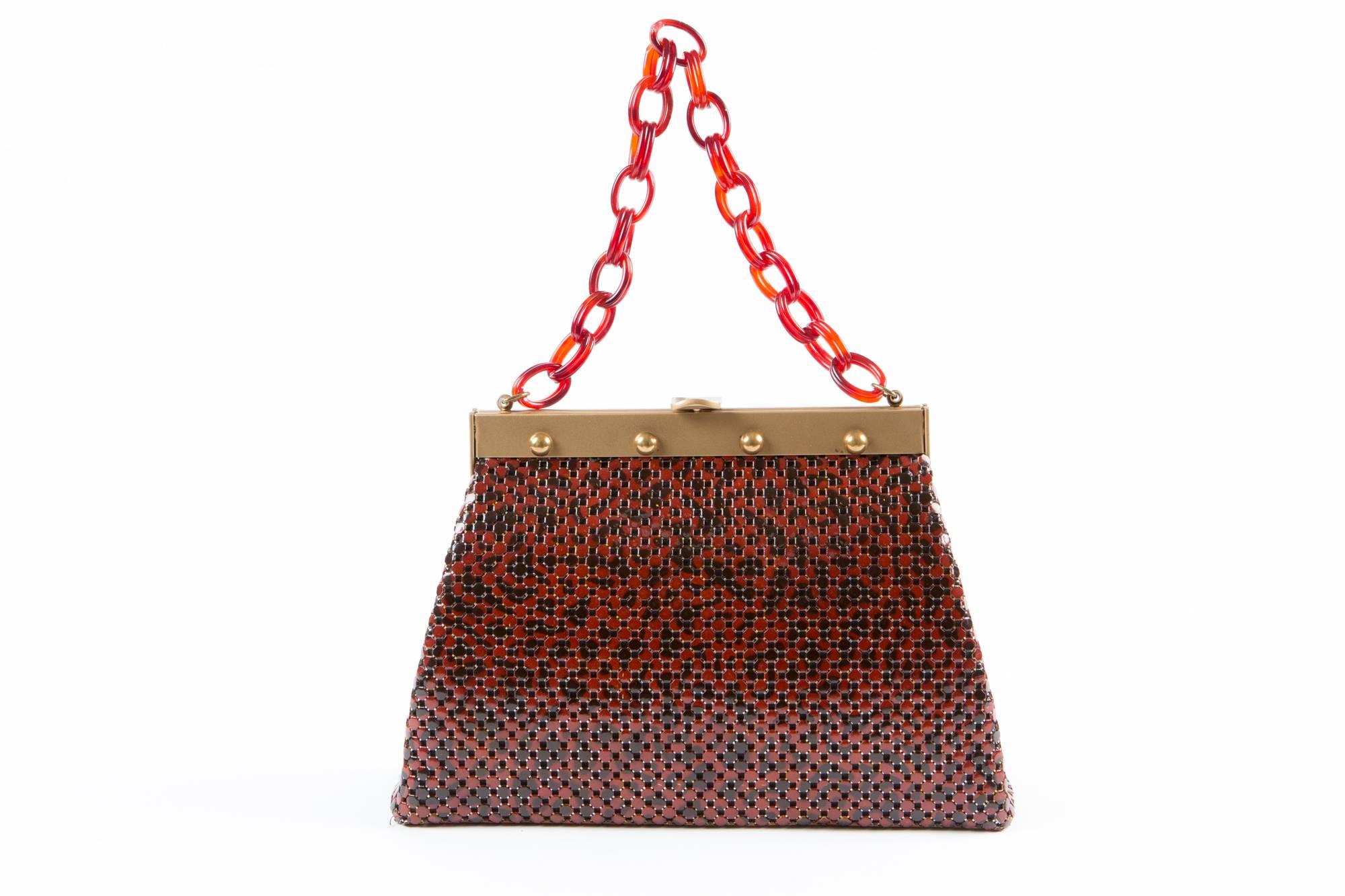 
50s-60s wonderfull Whiting & Davis rusty & brown hardware mesh handbag featuring a gold tone frame and closure, a rusty bakelite handle, a brown silk lining.
Bottom Length: 11,4 in. ( 29cm ) 
Height Bag: 7,4in. ( 19cm )
Bottom Width: 3,1in. (
