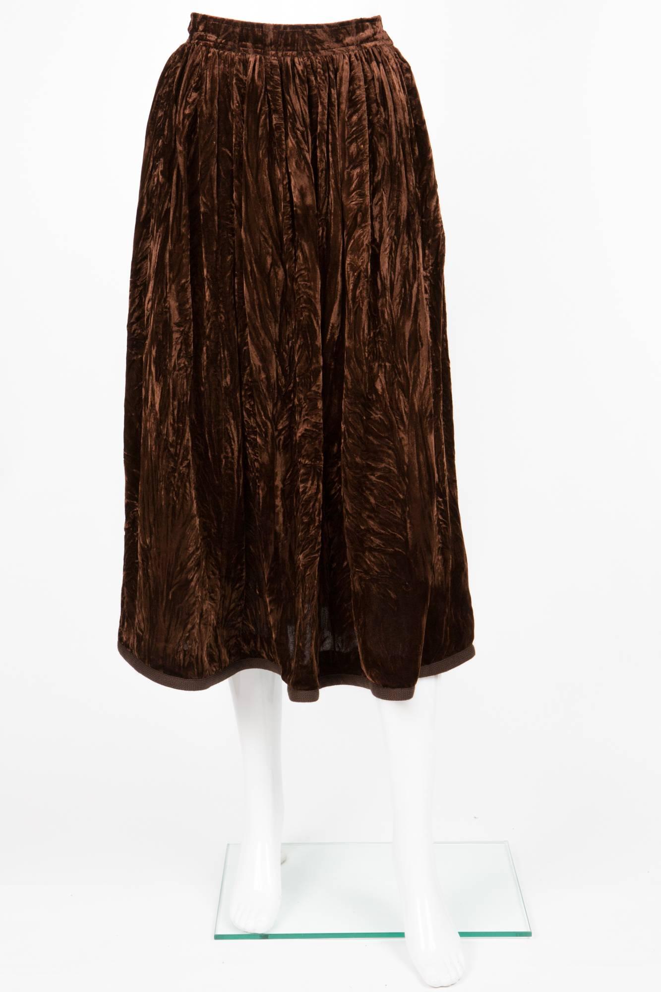 Brown velveteen long skirt from Yves Saint Laurent Vintage featuring a high waist, sides pockets, bottom cotton piping.
In excellent vintage condition. Made in France.
Label size: 36fr Estimated size:36fr 
We guarantee you will receive this