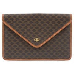 Pochette enveloppante Monogramme Triomphe marron de Celine