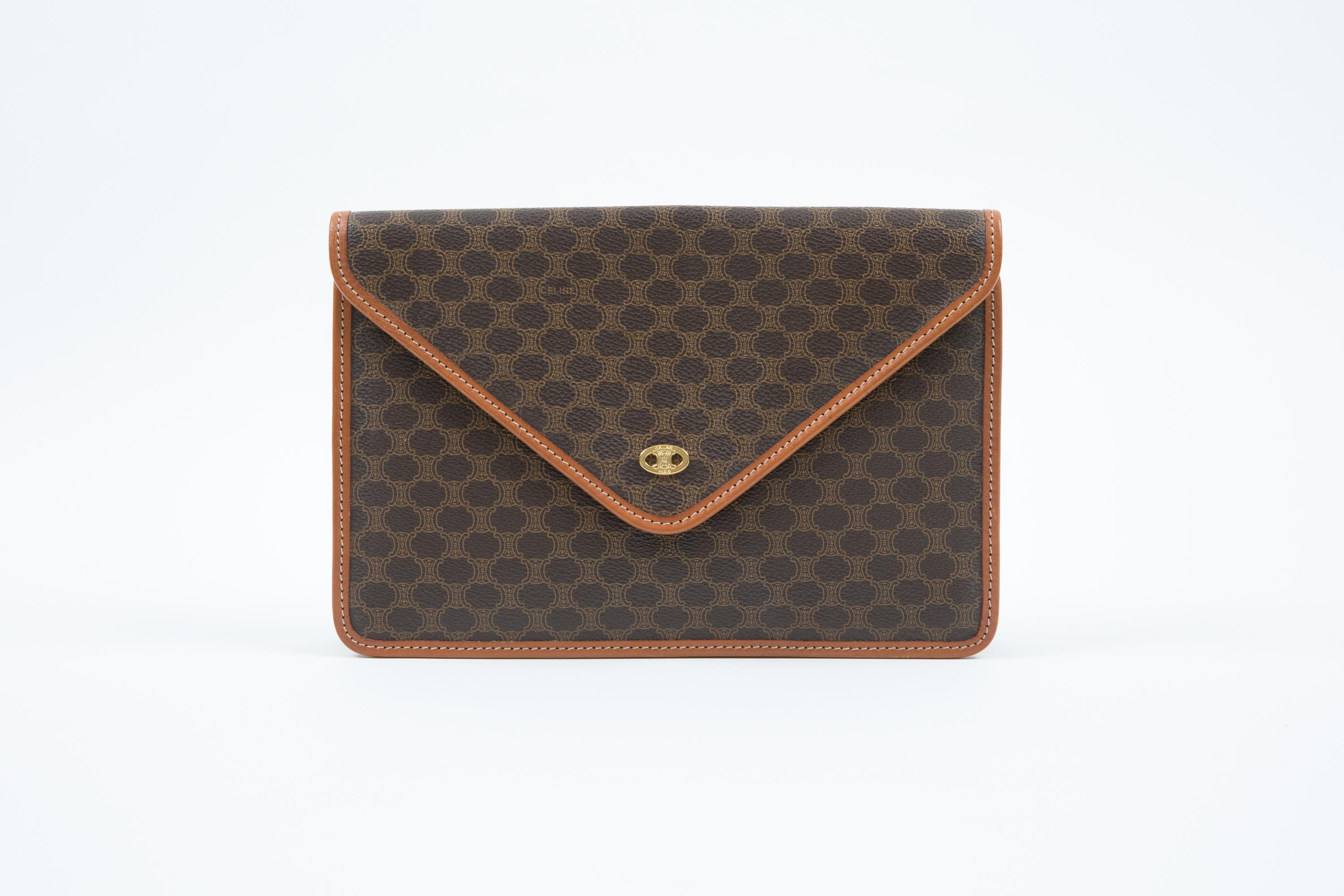 Pochette enveloppante Monogramme Triomphe marron de Celine en vente 4