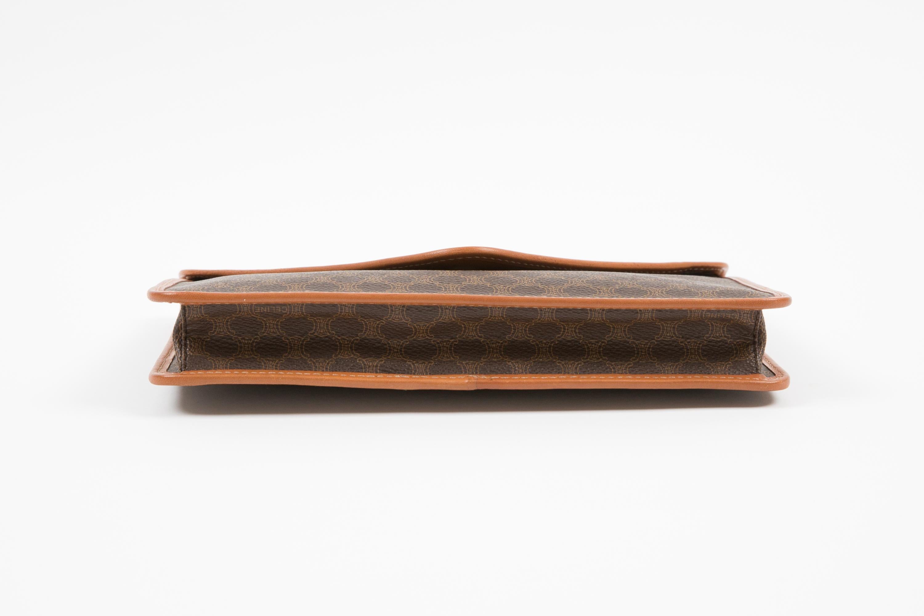 Pochette enveloppante Monogramme Triomphe marron de Celine Bon état - En vente à Paris, FR