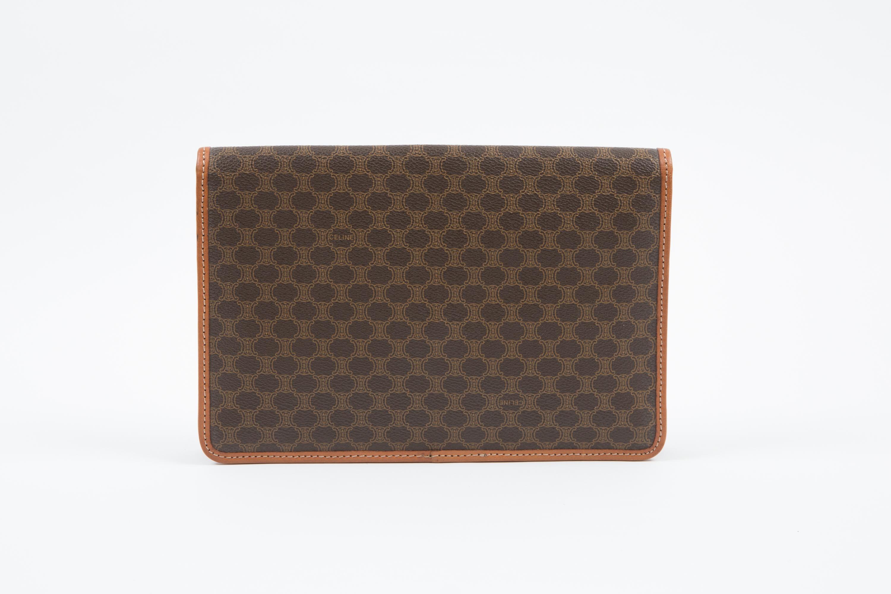 Noir Pochette enveloppante Monogramme Triomphe marron de Celine en vente