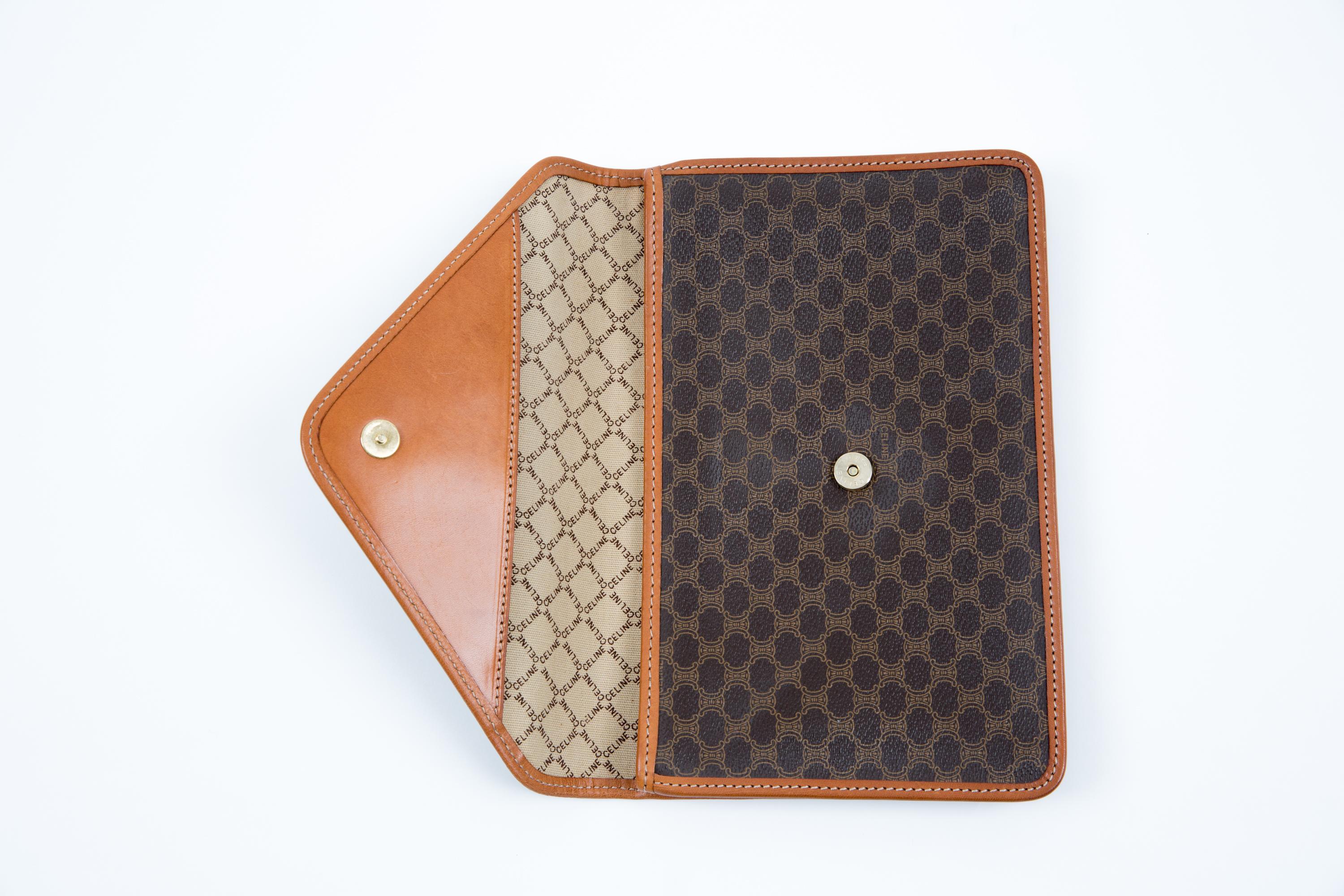 Pochette enveloppante Monogramme Triomphe marron de Celine en vente 1