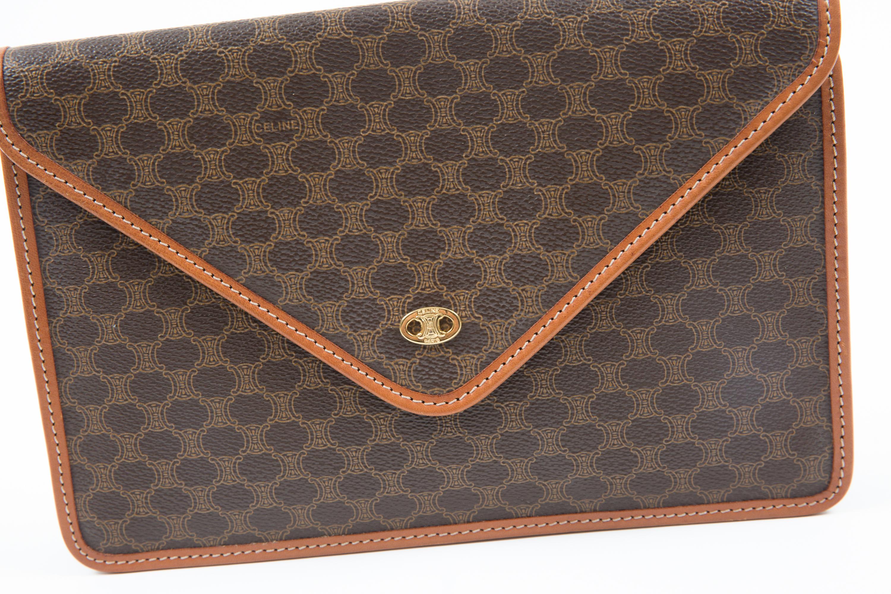 Pochette enveloppante Monogramme Triomphe marron de Celine Pour femmes en vente
