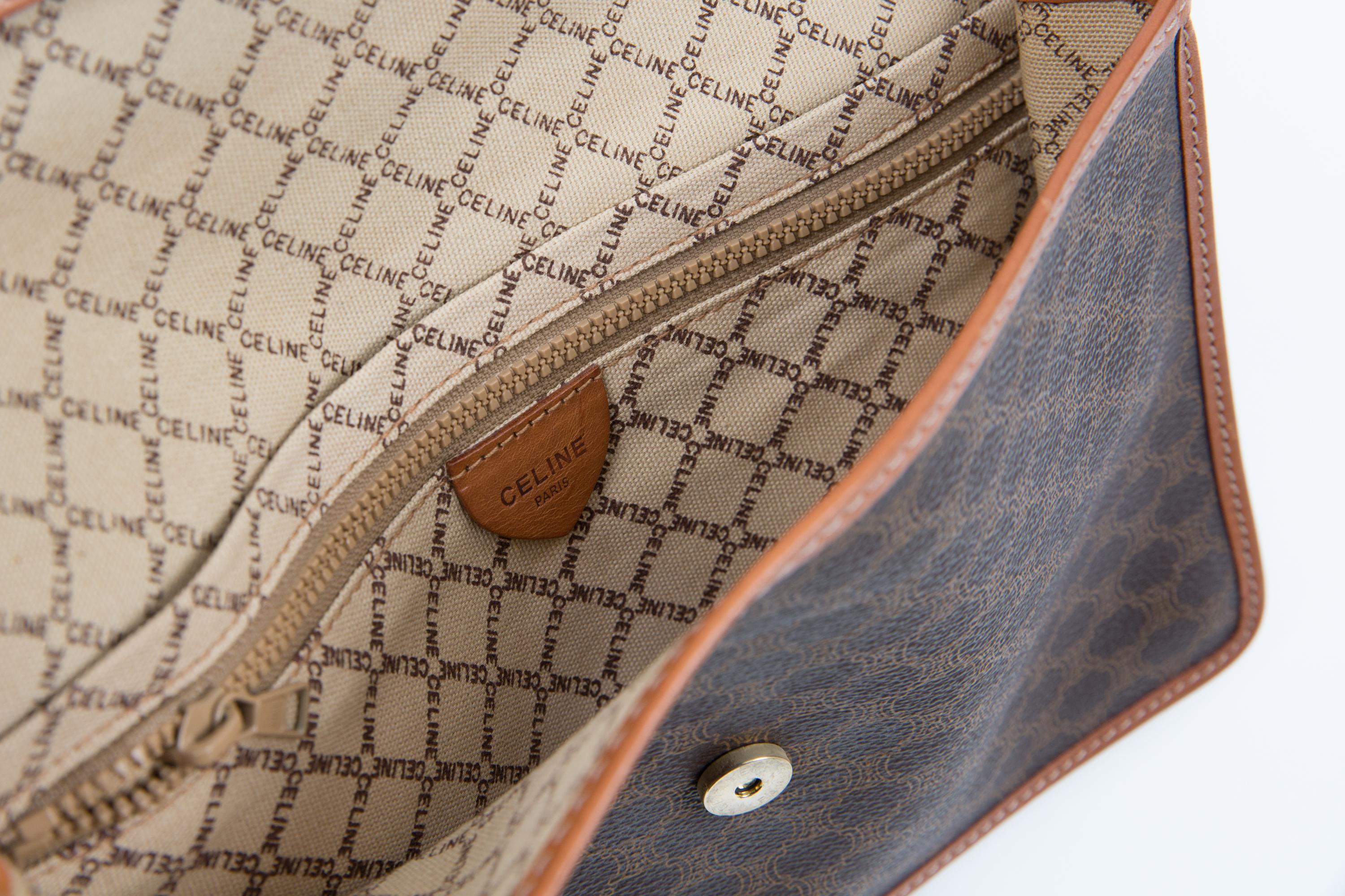 Pochette enveloppante Monogramme Triomphe marron de Celine en vente 2