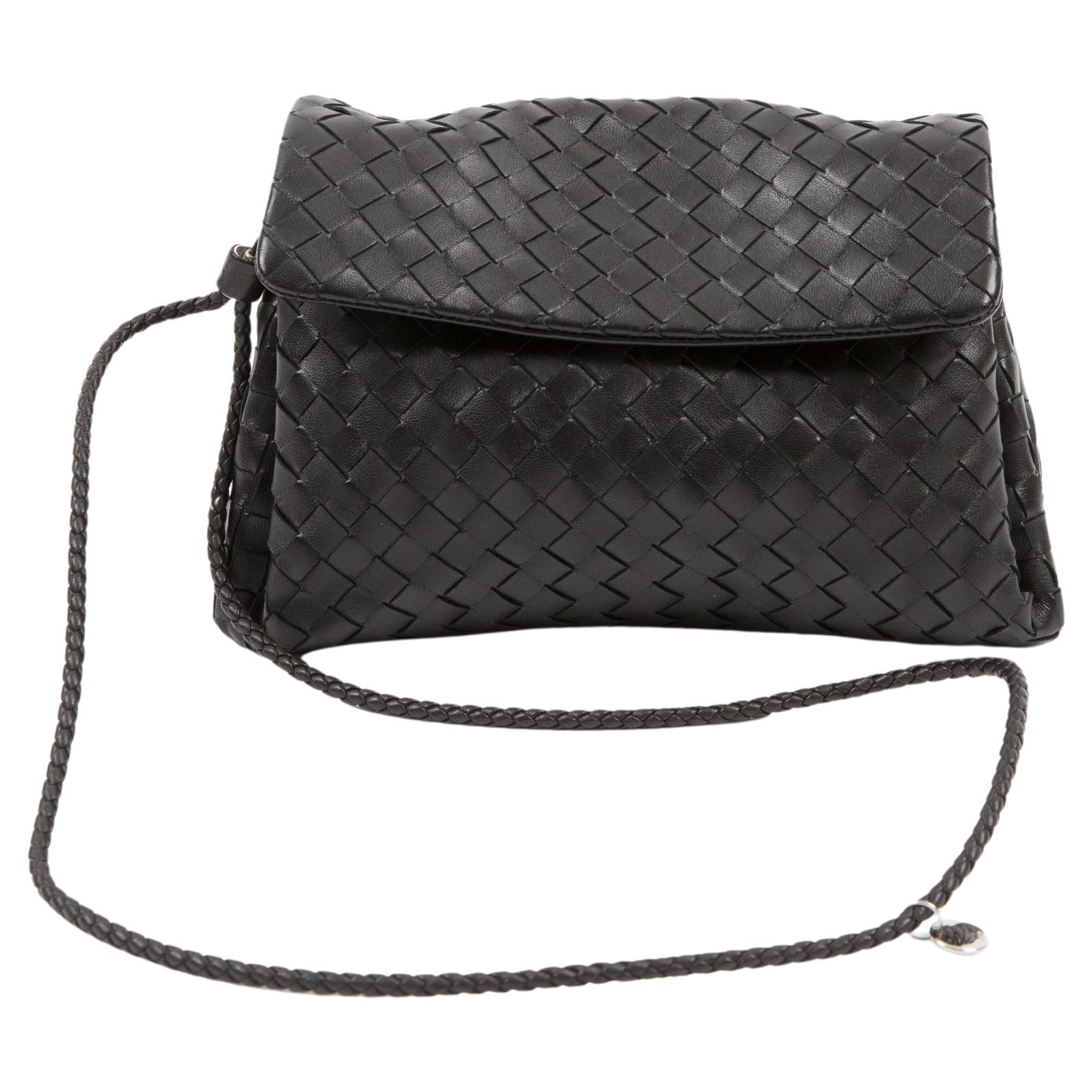 Bottega Veneta - Pochette en cuir noir Intrecciato en vente