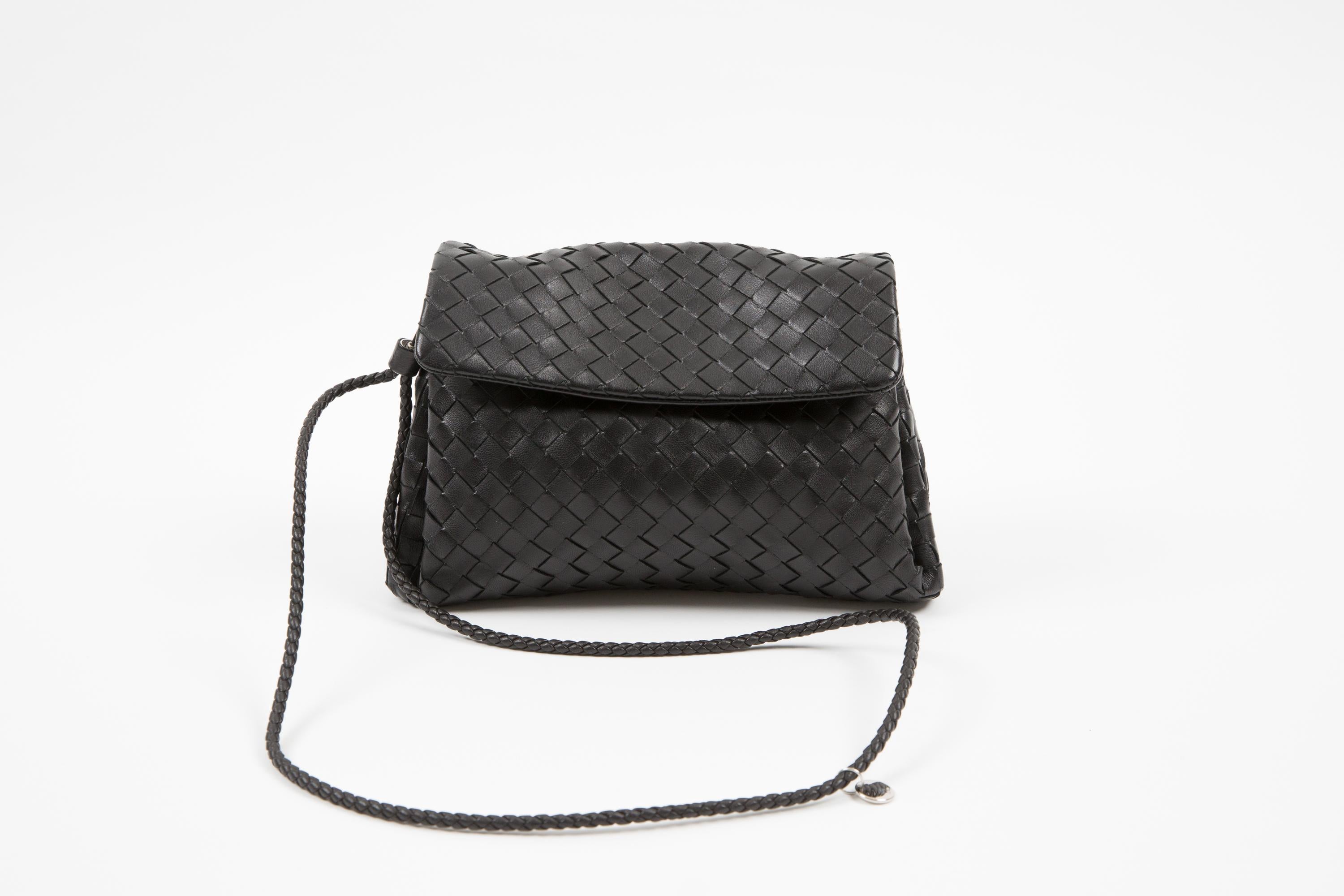 Bottega Veneta - Pochette en cuir noir Intrecciato en vente 3