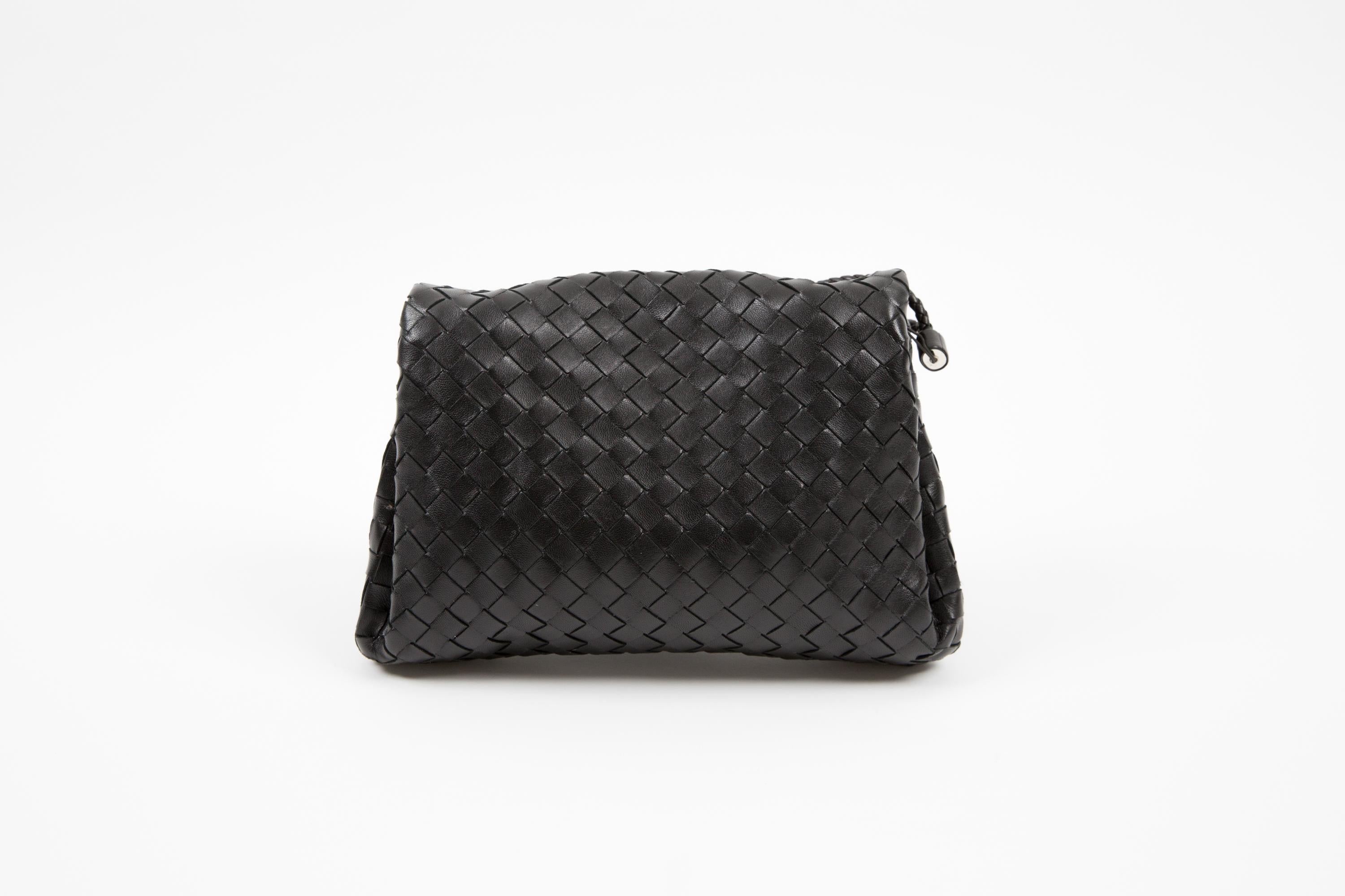Noir Bottega Veneta - Pochette en cuir noir Intrecciato en vente