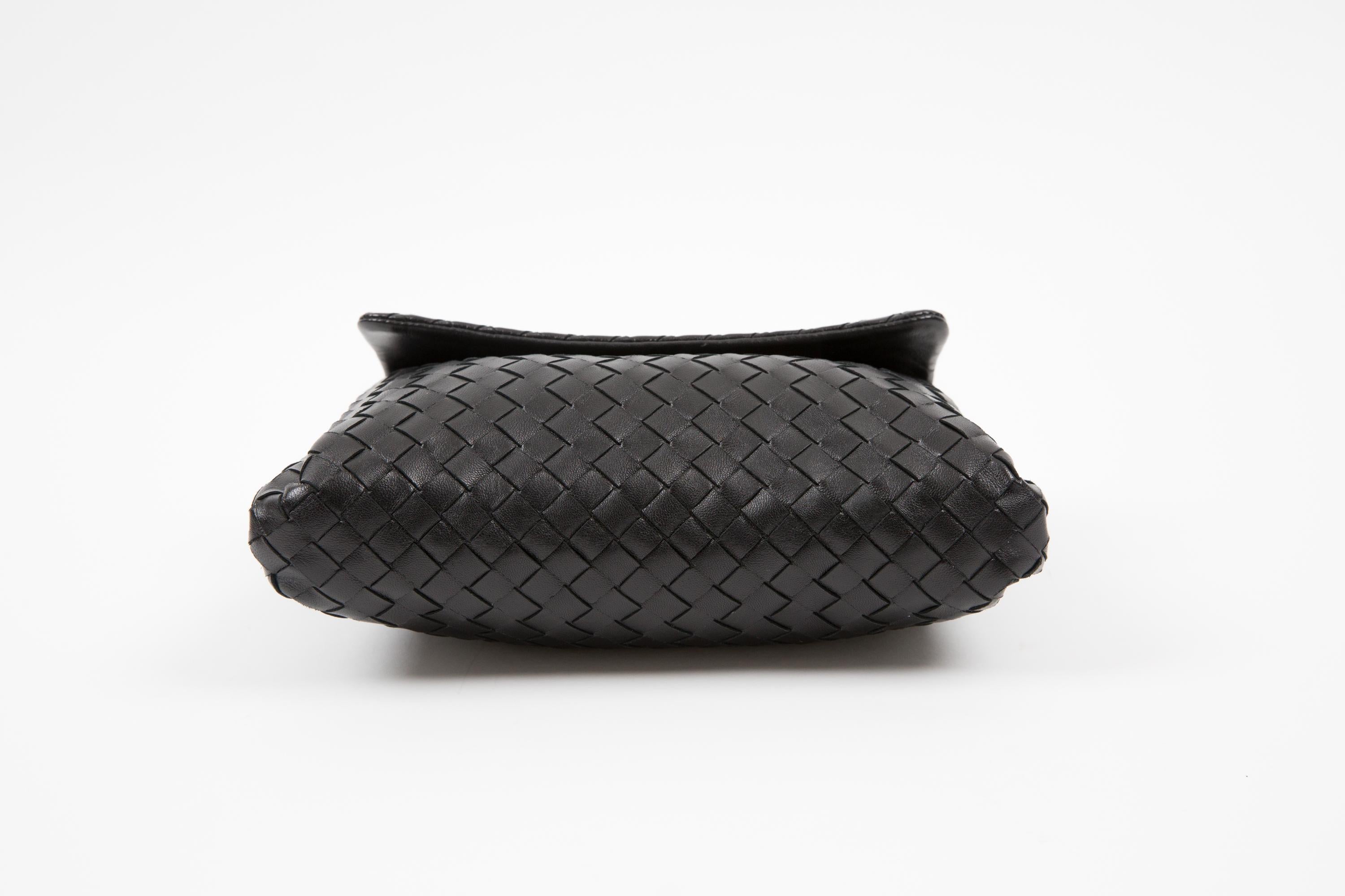 Bottega Veneta - Pochette en cuir noir Intrecciato Pour femmes en vente