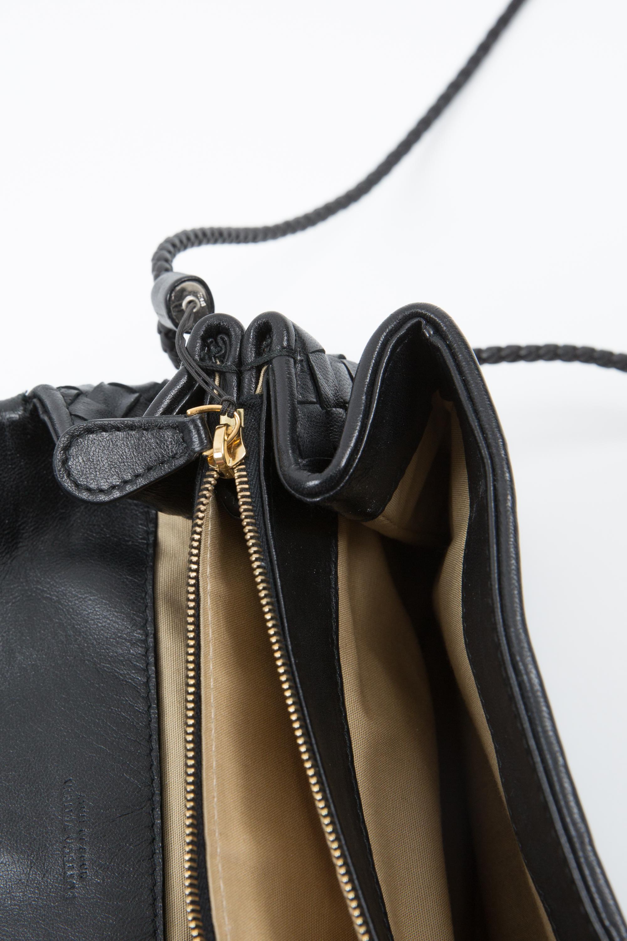 Bottega Veneta - Pochette en cuir noir Intrecciato en vente 1