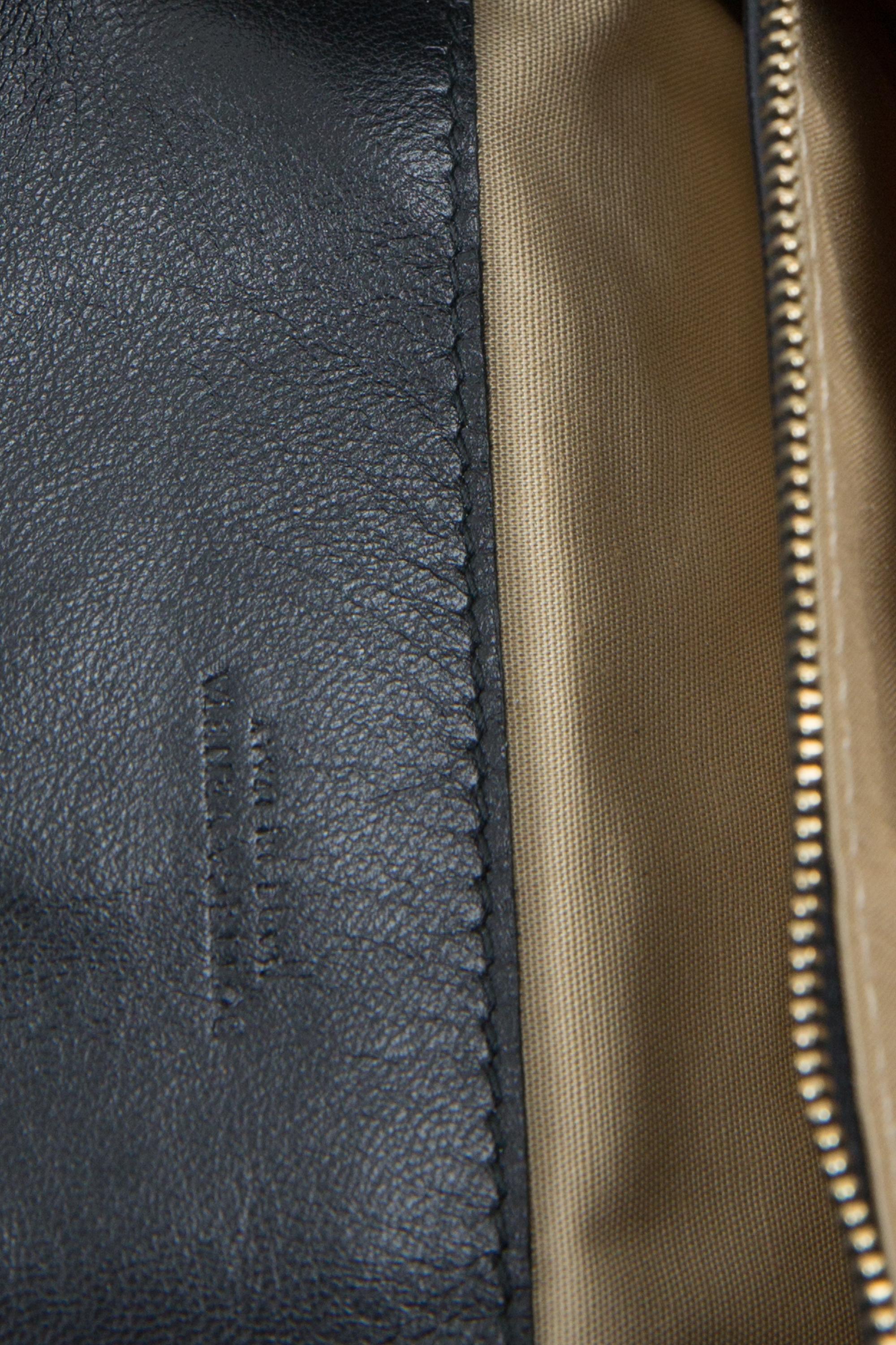 Bottega Veneta - Pochette en cuir noir Intrecciato en vente 2