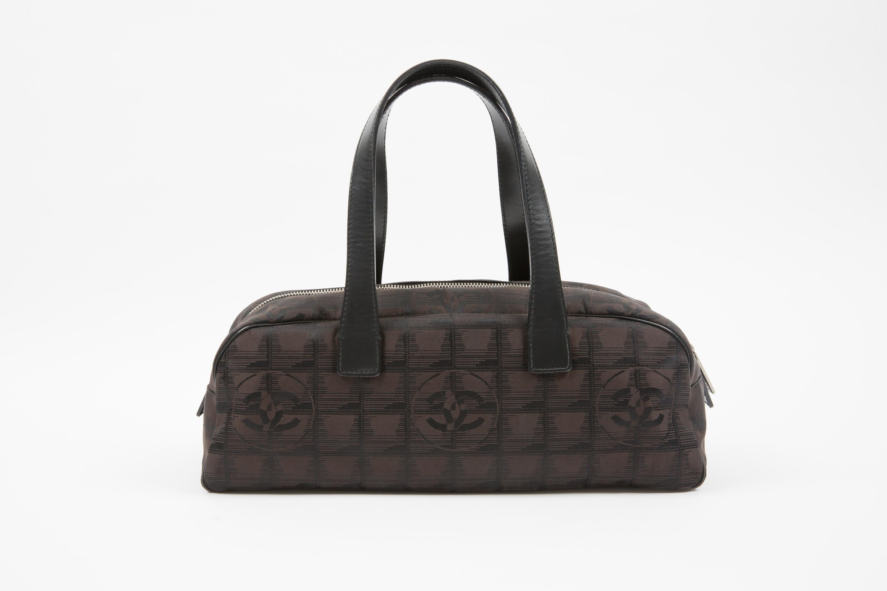 Chanel by Karl Lagerfeld for Chanel - Sac à main en nylon marron avec bandoulière en vente 4
