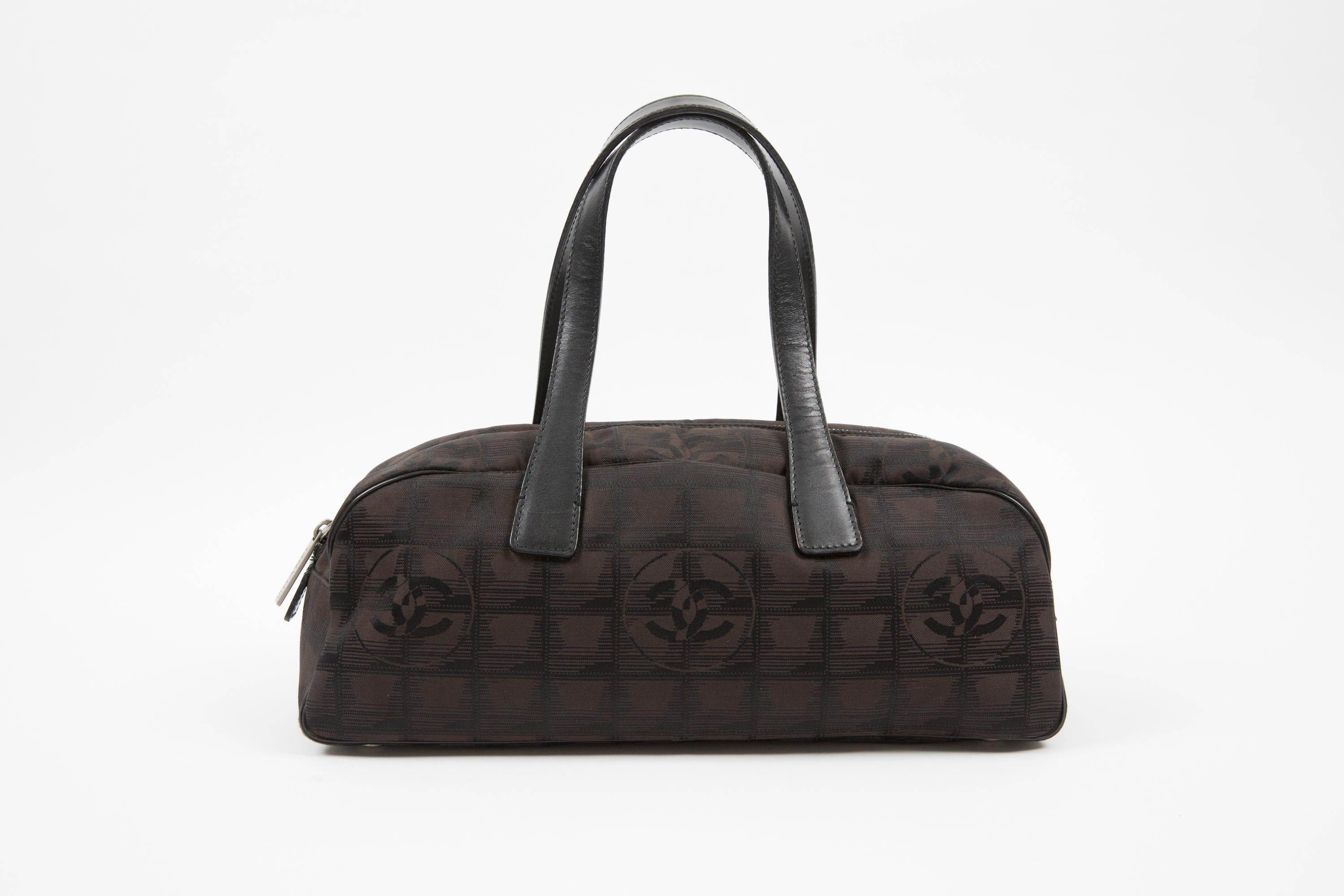 Noir Chanel by Karl Lagerfeld for Chanel - Sac à main en nylon marron avec bandoulière en vente