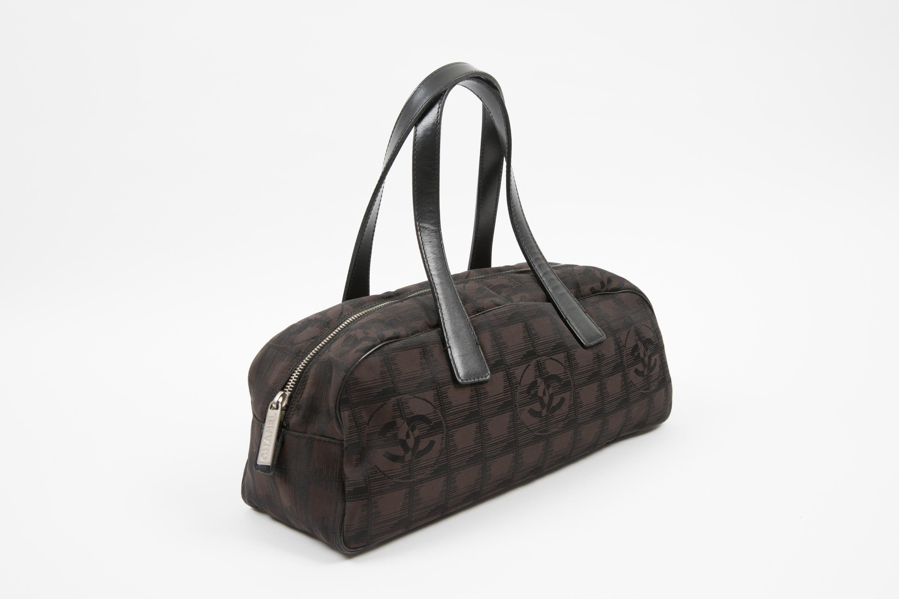 Chanel by Karl Lagerfeld Sac à main à bandoulière en nylon marron avec motif en coton imbriqué, longues anses en cuir noir, ouverture zippée avec logo sur le dessus, accessoires en argent, clous de logo sur le dessous et poche zippée intérieure.