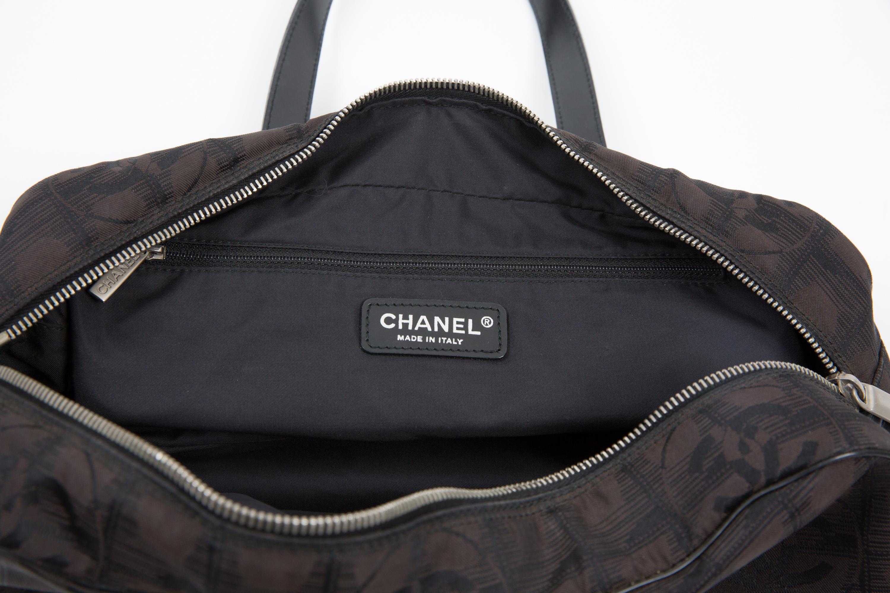 Chanel by Karl Lagerfeld for Chanel - Sac à main en nylon marron avec bandoulière Pour femmes en vente