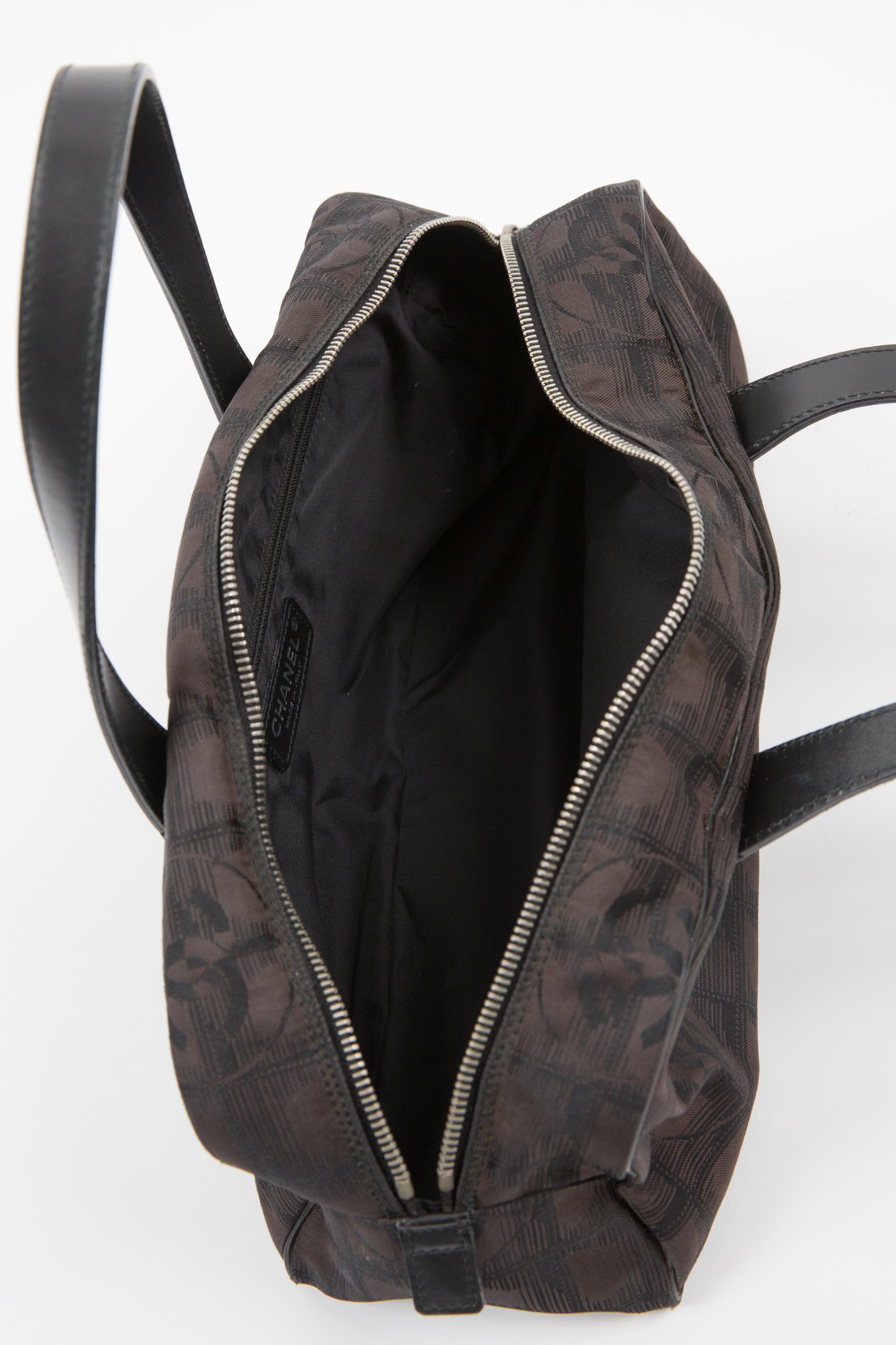 Chanel by Karl Lagerfeld for Chanel - Sac à main en nylon marron avec bandoulière en vente 1