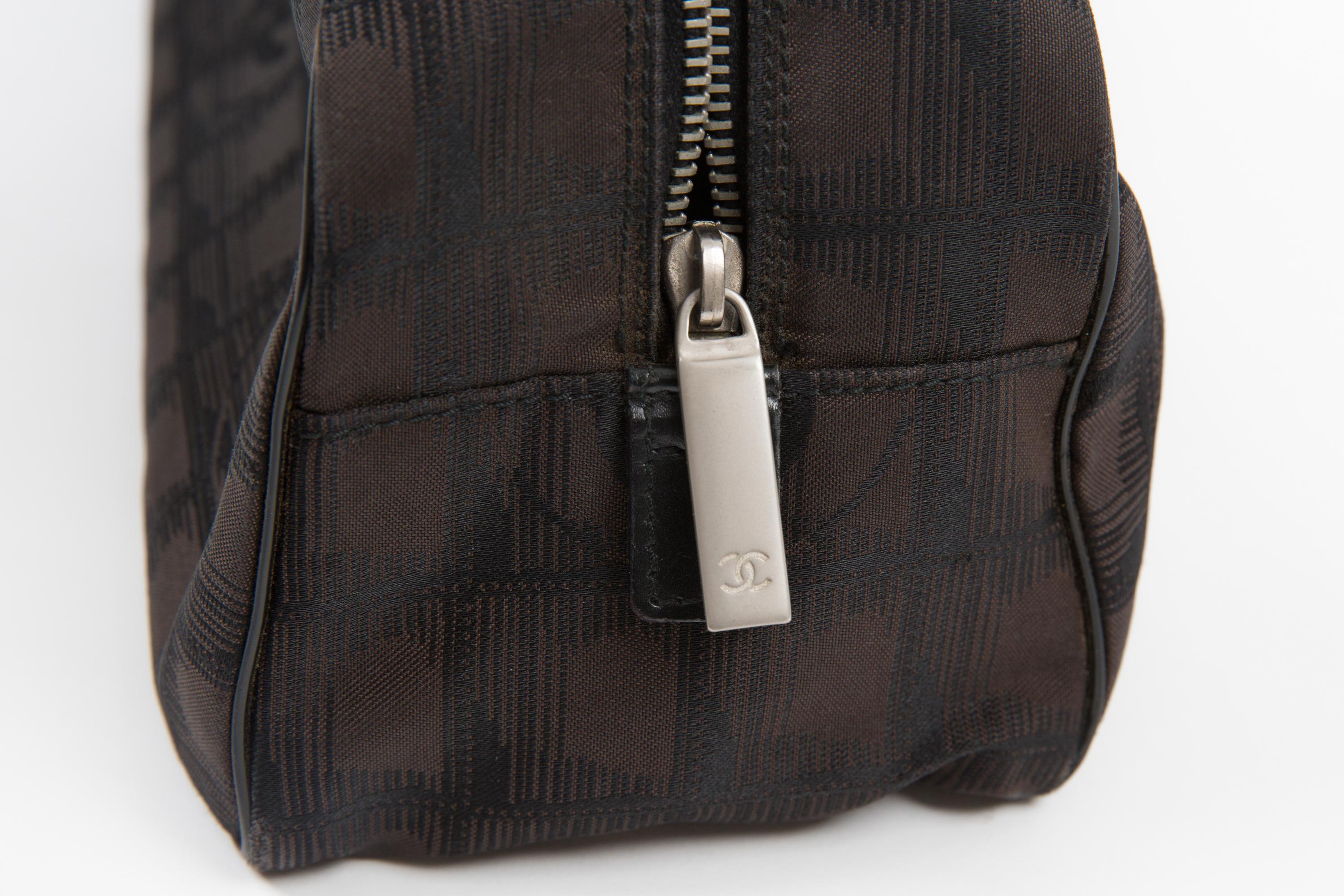 Chanel by Karl Lagerfeld for Chanel - Sac à main en nylon marron avec bandoulière en vente 3