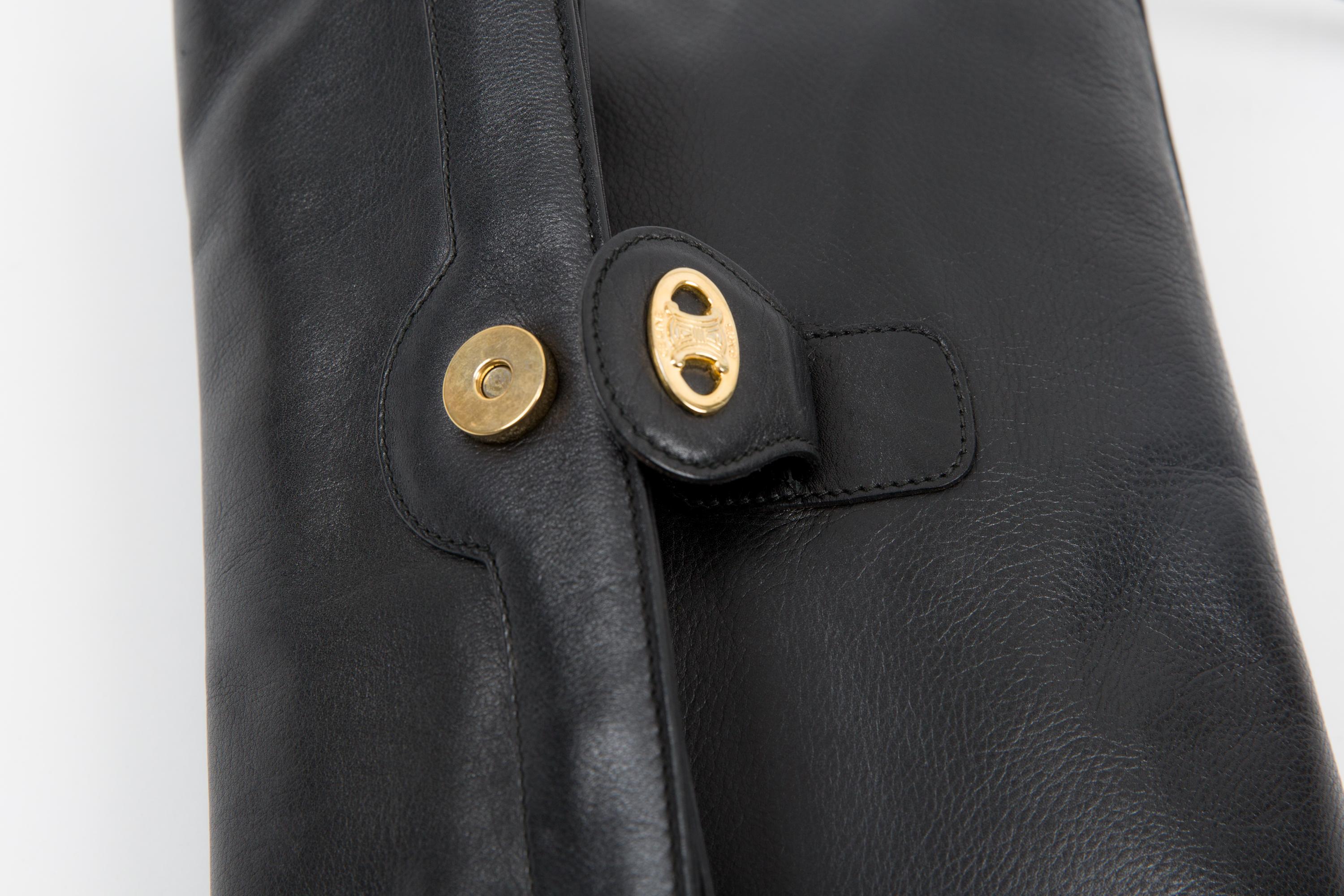 1970s Celine Black Leather Triomphe Shoulder Bag Pour femmes en vente